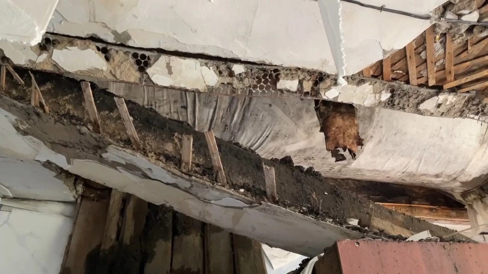 В барнаульской двухэтажке рано утром прорвало трубу отопления В барнаульской двухэтажке рано утром прорвало трубу отопления