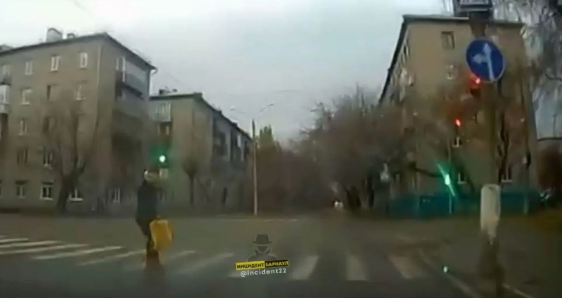В Барнауле пешеход чуть не попал под колёса автомобиля, перебегая дорогу на красный свет В Барнауле пешеход чуть не попал под колёса автомобиля, перебегая дорогу на красный свет