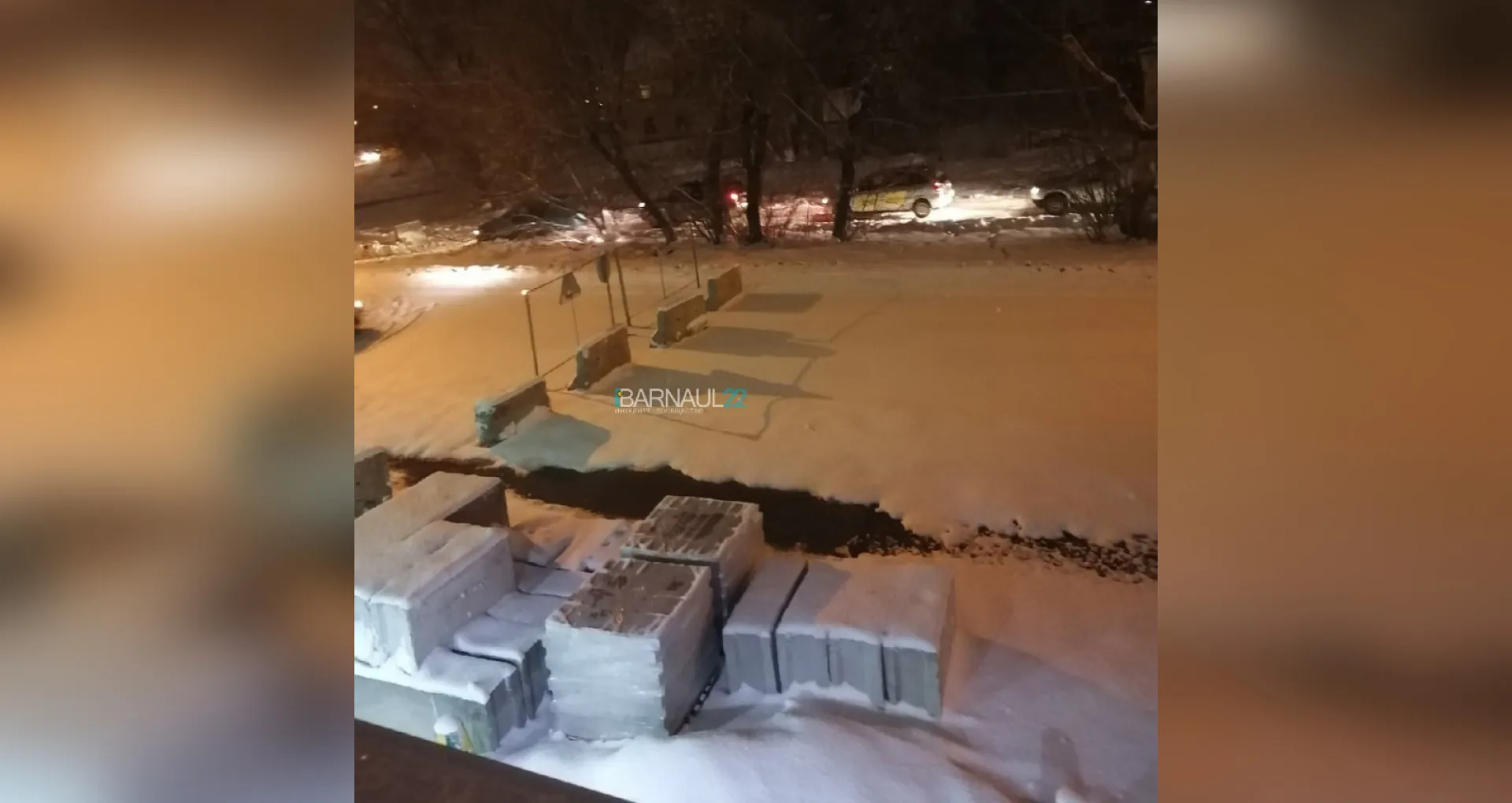 Барнаульцы жалуются на езду машин по пешеходной части Барнаульцы жалуются на езду машин по пешеходной части