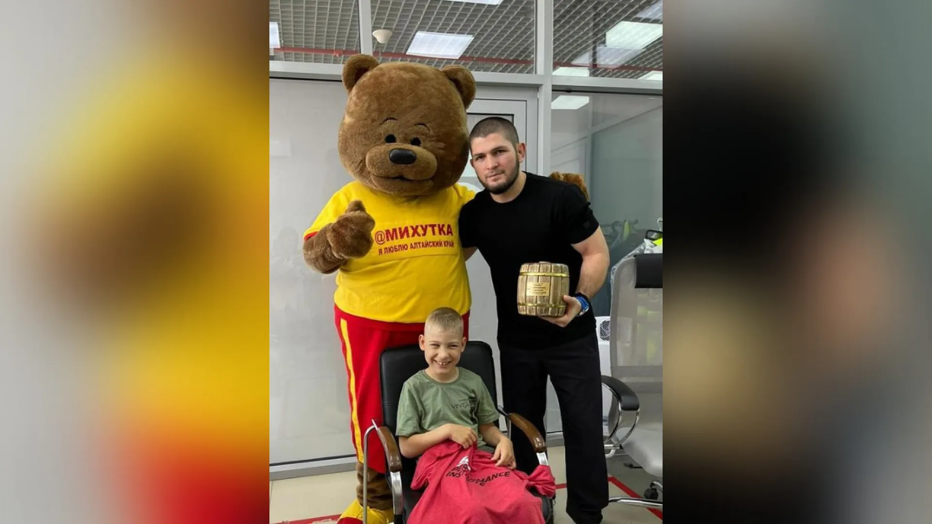 Юный барнаулец встретился с чемпионом UFС Хабибом Нурмагомедовым Юный барнаулец встретился с чемпионом UFС Хабибом Нурмагомедовым