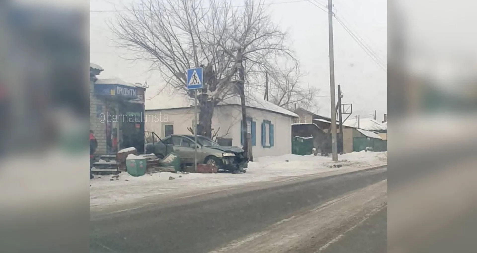 Автомобиль врезался в здание барнаульского магазина Автомобиль врезался в здание барнаульского магазина