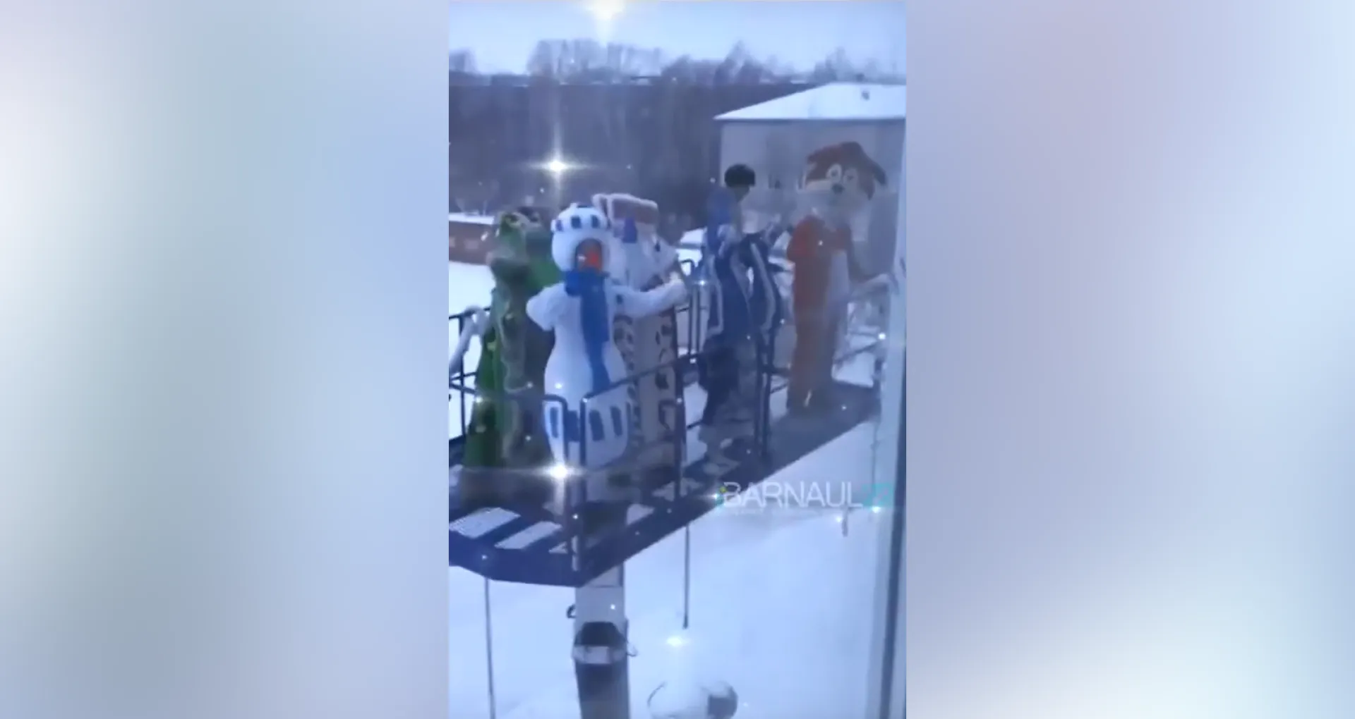 К маленьким болеющим барнаульцам пришли в гости Дед Мороз, Снегурочка и тигрёнок К маленьким болеющим барнаульцам пришли в гости Дед Мороз, Снегурочка и тигрёнок