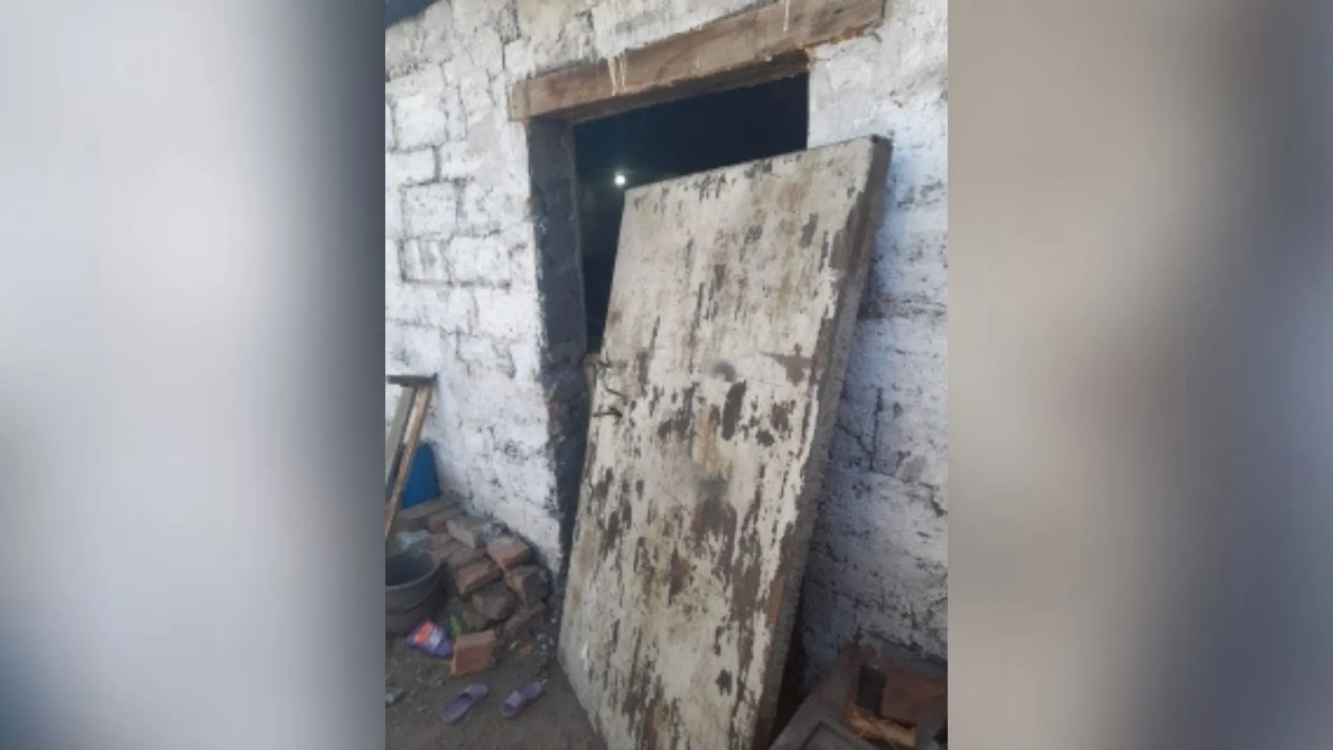 Девочку насмерть придавило железными воротами на глазах у отца в Алтайском крае Девочку насмерть придавило железными воротами на глазах у отца в Алтайском крае