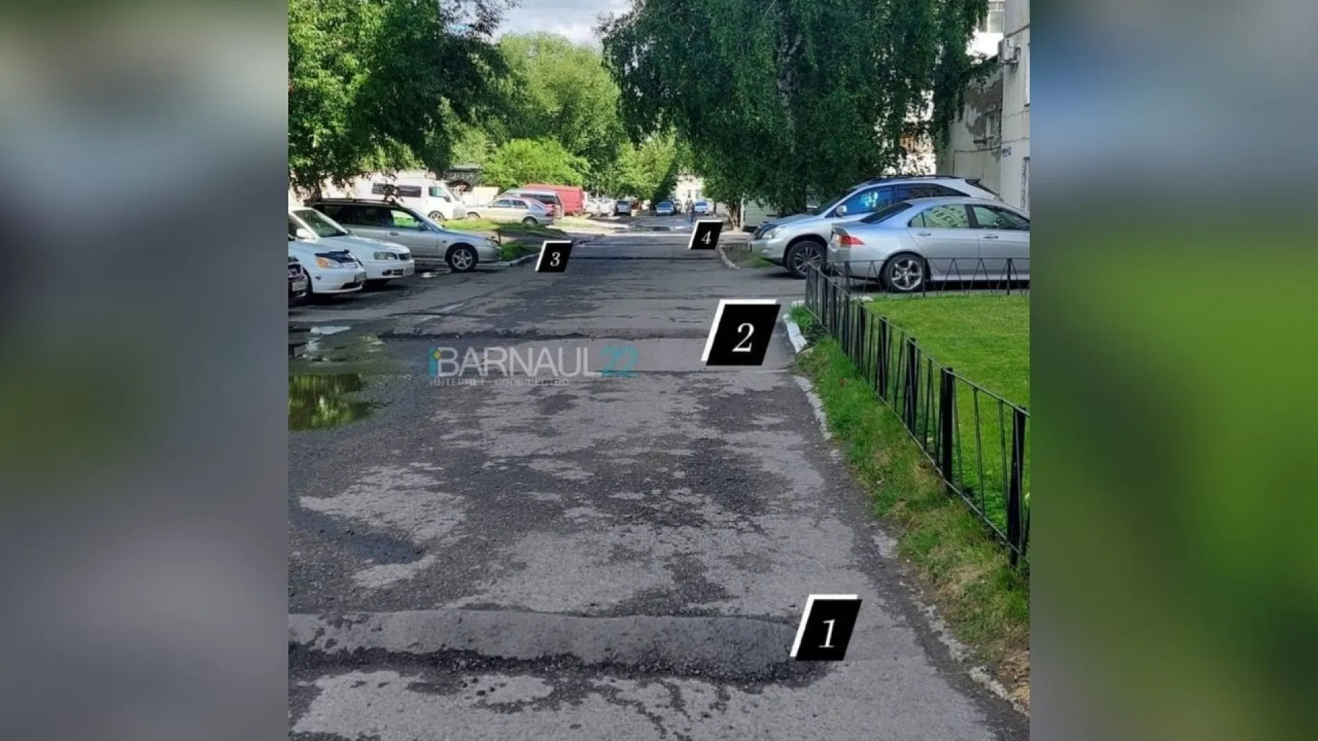 В Барнауле возле одной многоэтажки установили сразу четыре лежачих полицейских В Барнауле возле одной многоэтажки установили сразу четыре лежачих полицейских