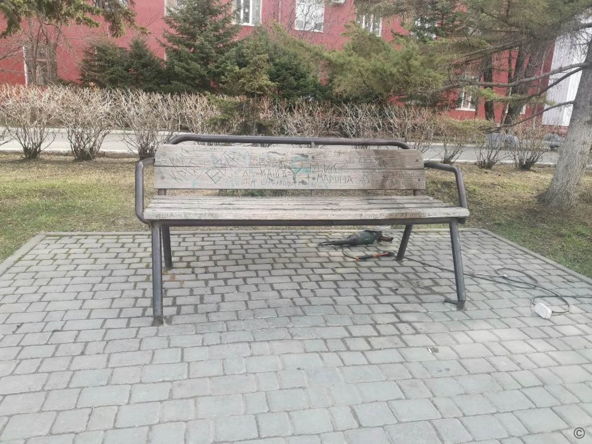 Не дождался: памятник одинокому влюбленному пропал с лавочки у аграрного университета в Барнауле Не дождался: памятник одинокому влюбленному пропал с лавочки у аграрного университета в Барнауле