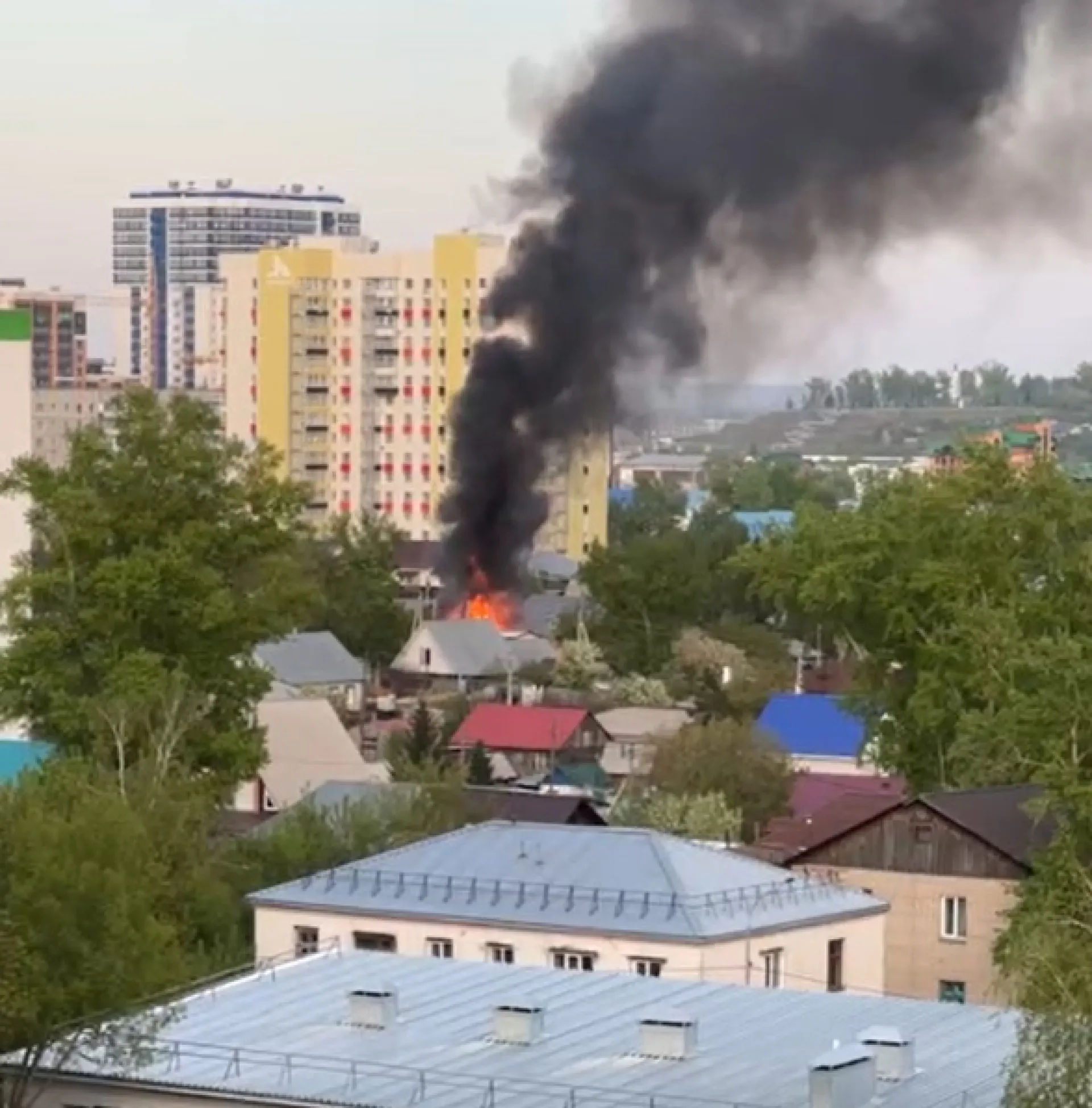 В частном секторе Барнаула начался пожар В частном секторе Барнаула начался пожар