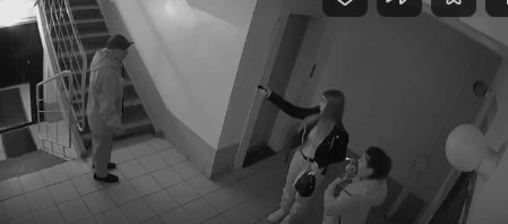 Пенсионер ударил девушку в подъезде квартиры в Новосибирске Пенсионер ударил девушку в подъезде квартиры в Новосибирске