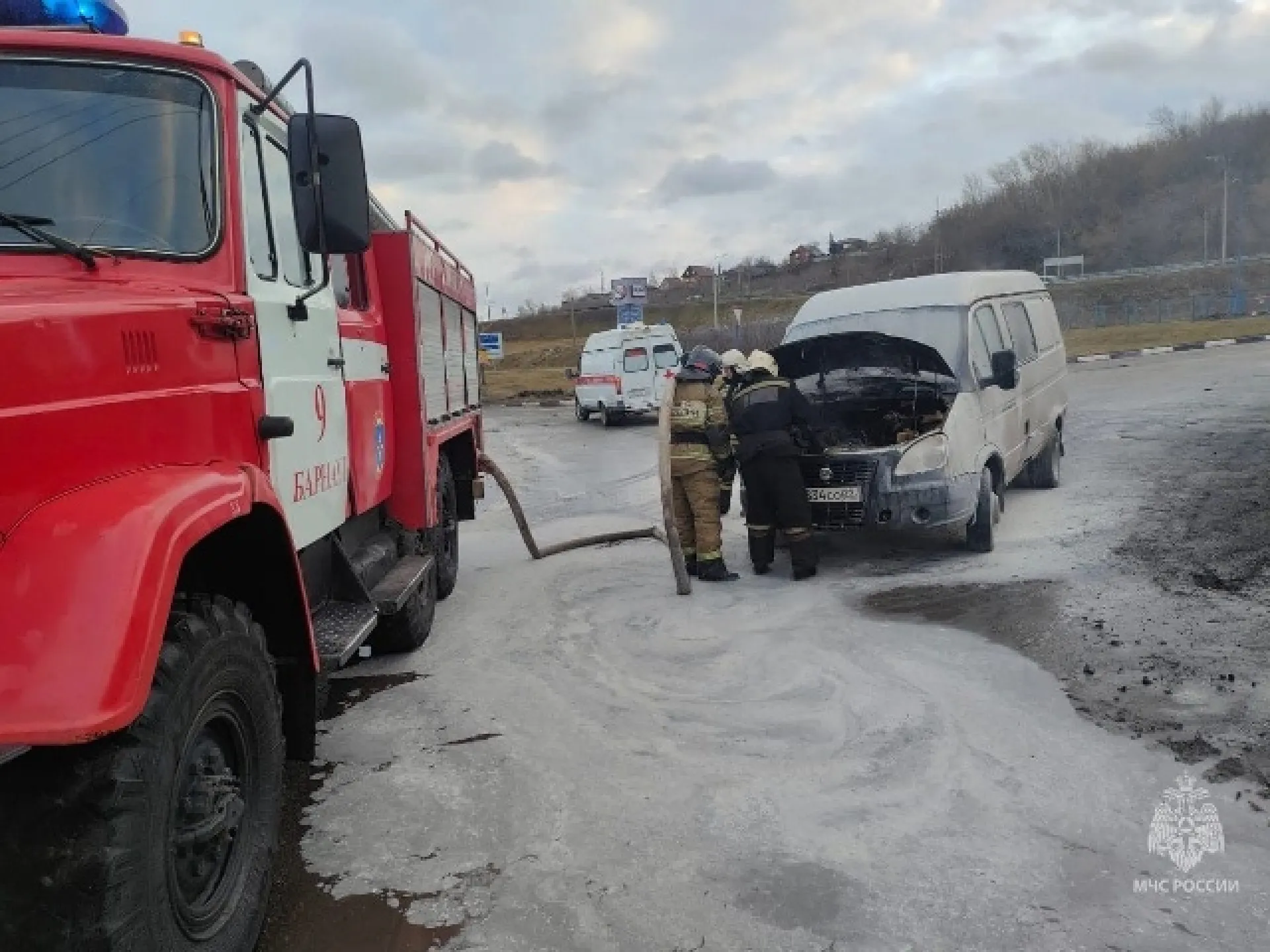 Водитель потушил свою «газель» на заправке в Барнауле Водитель потушил свою «газель» на заправке в Барнауле