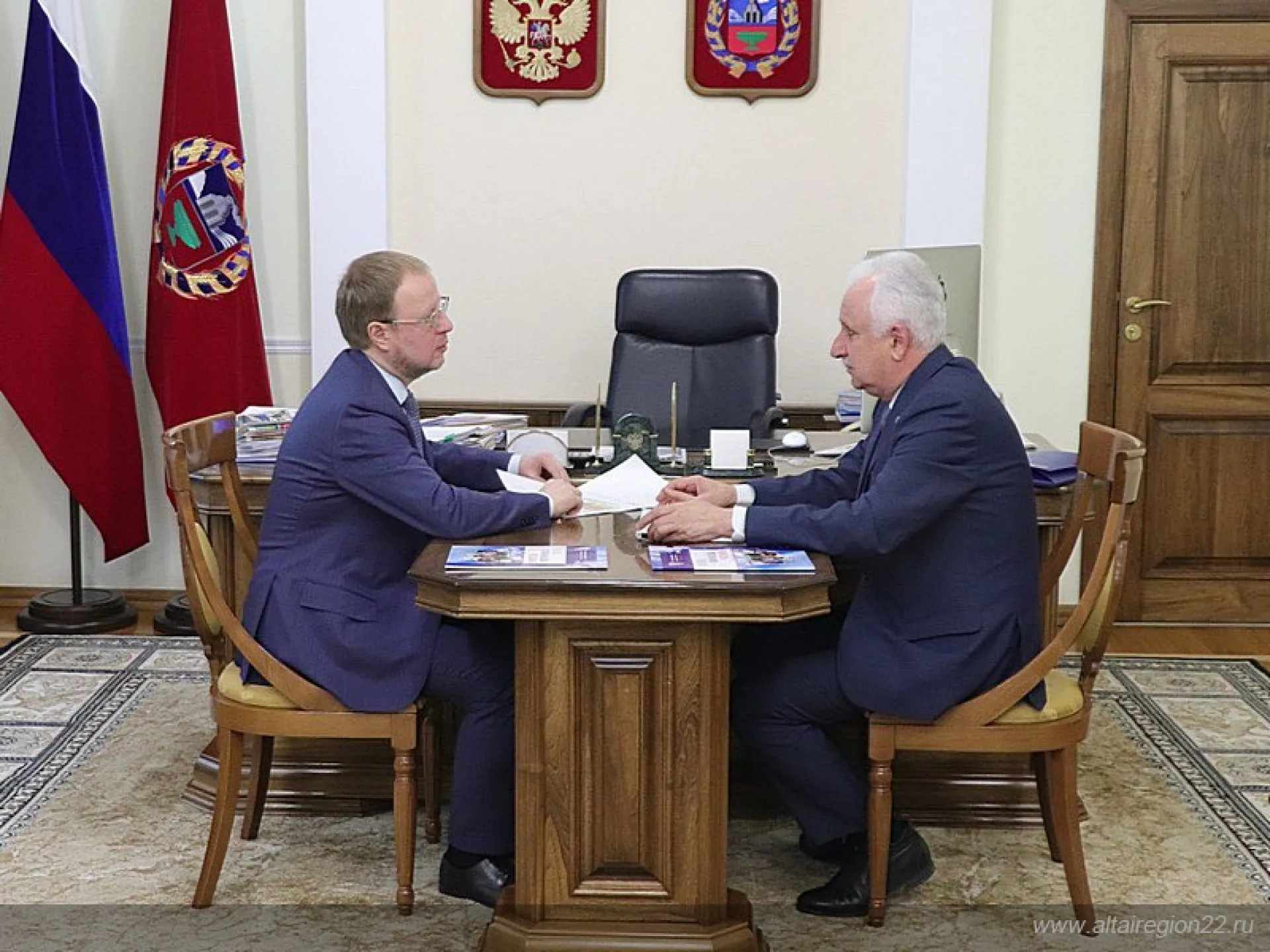 Губернатор Алтайского края провел рабочую встречу с уполномоченным по правам человека в регионе Губернатор Алтайского края провел рабочую встречу с уполномоченным по правам человека в регионе