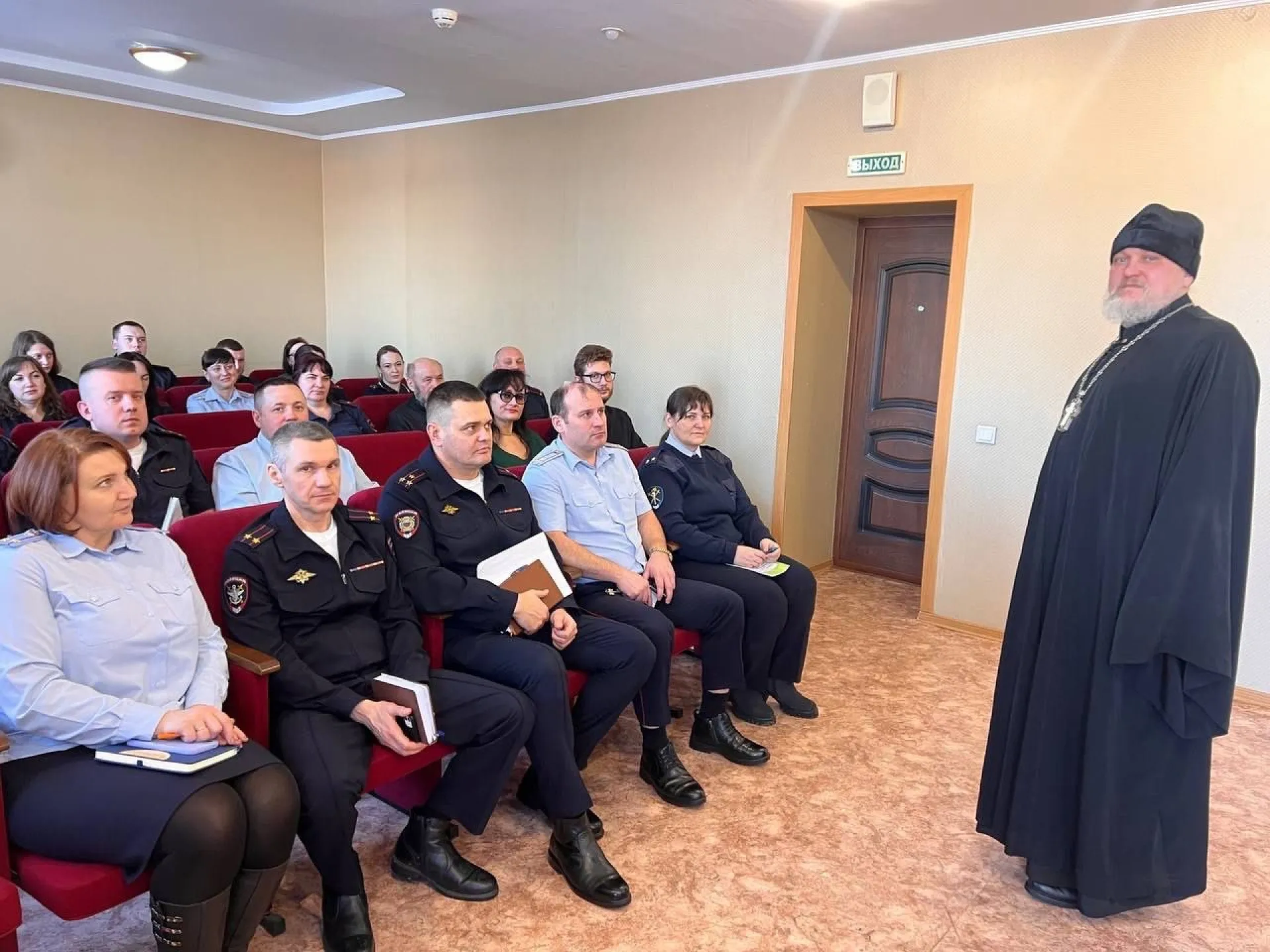 Священнослужитель провёл встречу с транспортными полицейскими Алтайского края Священнослужитель провёл встречу с транспортными полицейскими Алтайского края