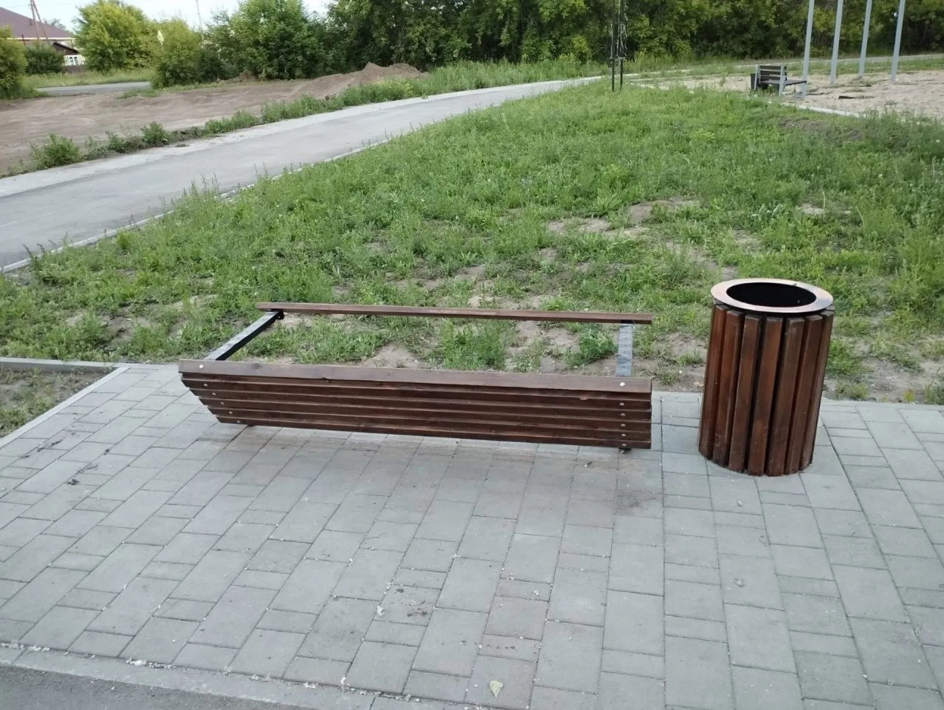 Вандалы сломали скамейку в парке «Зелёный клин» в Камне-на-Оби Вандалы сломали скамейку в парке «Зелёный клин» в Камне-на-Оби