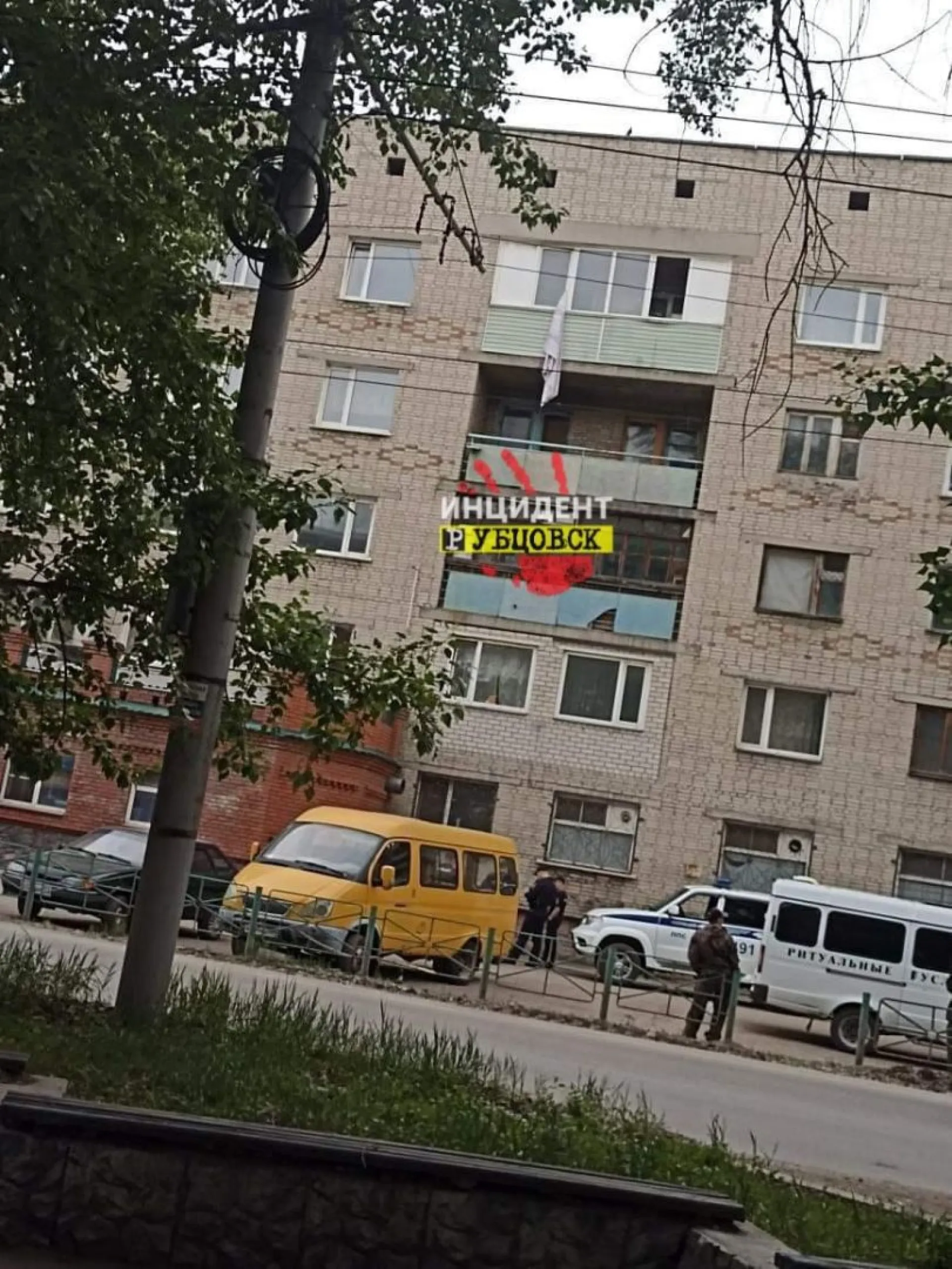 Рубцовчанка пыталась перелезть с 5 этажа на 4, но сорвалась Рубцовчанка пыталась перелезть с 5 этажа на 4, но сорвалась