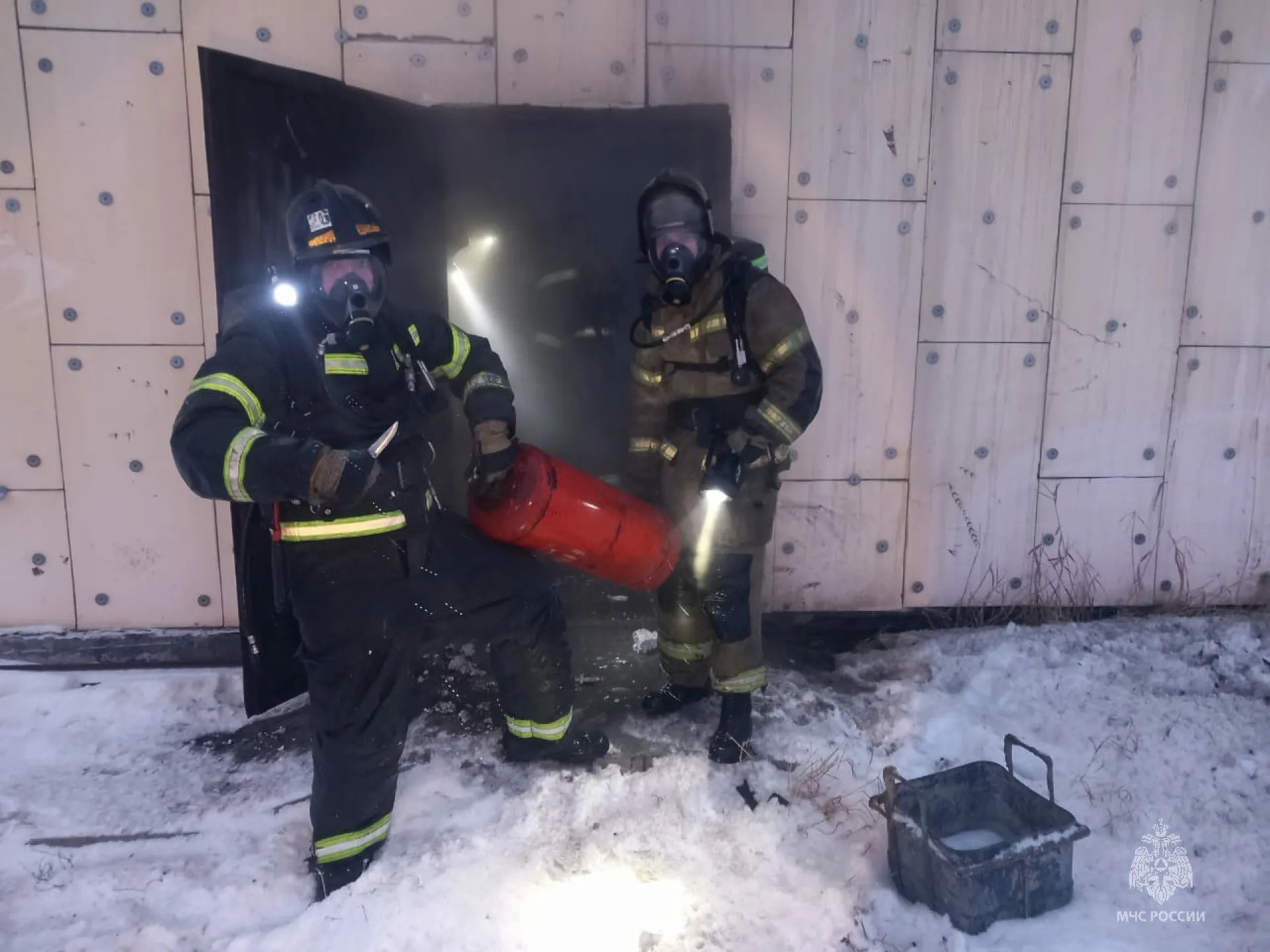 Пожар в доме многодетной семьи ликвидировали спасатели Первомайского района Пожар в доме многодетной семьи ликвидировали спасатели Первомайского района