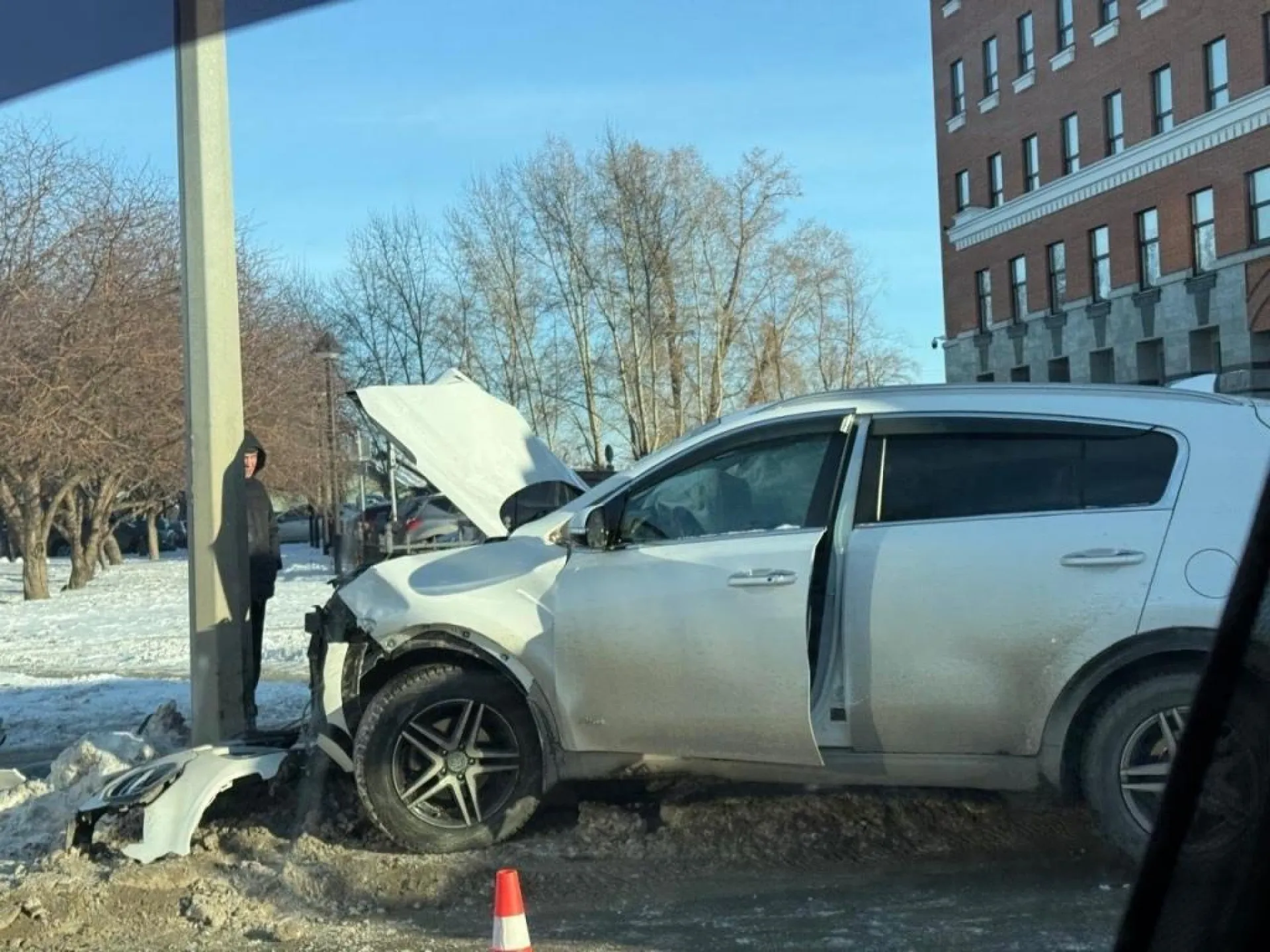 Автомобиль въехал в столб на Комсомольском проспекте в Барнауле 