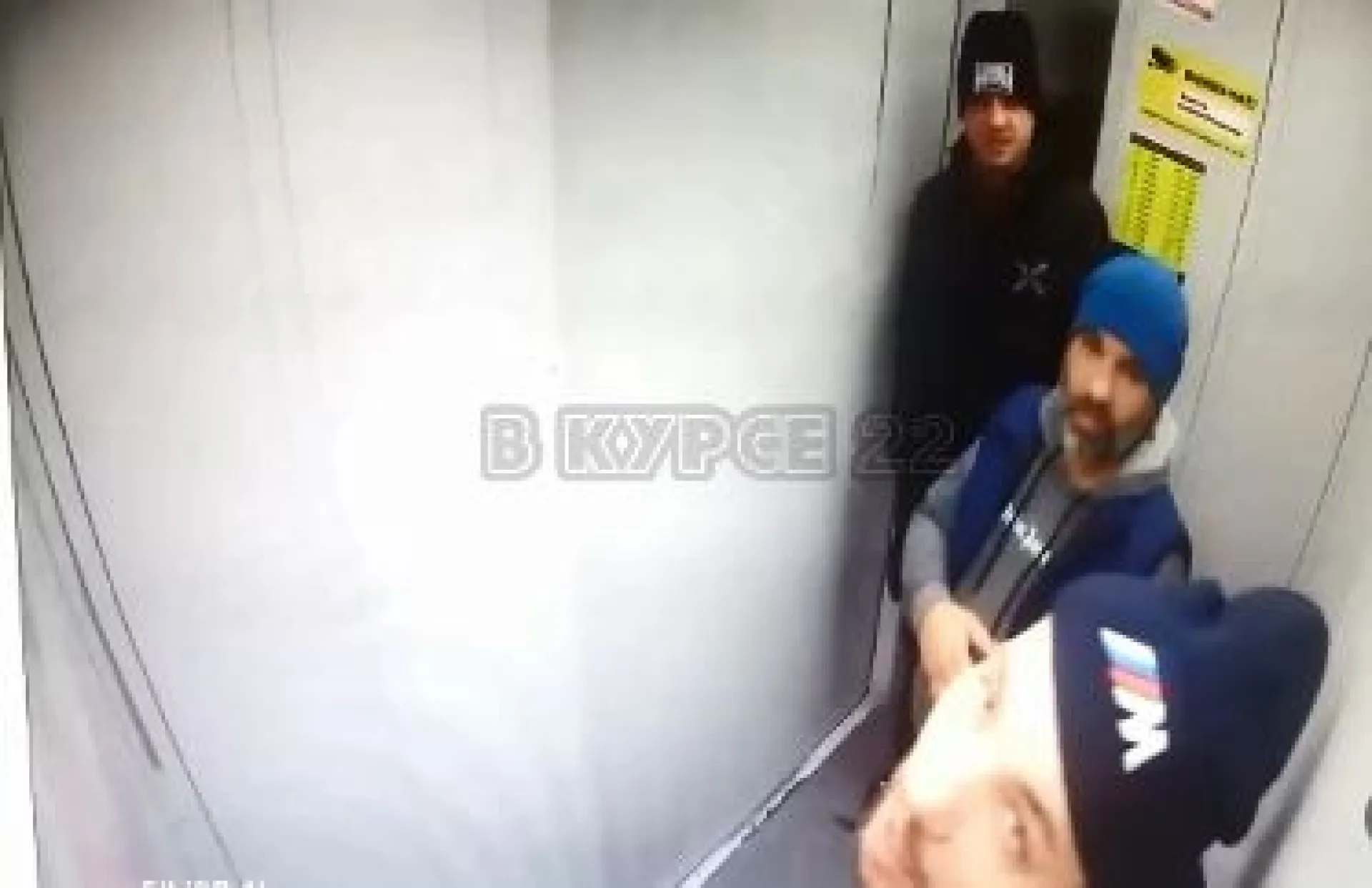 Пьяные мужчины выворачивают камеры в лифте Барнаула Пьяные мужчины выворачивают камеры в лифте Барнаула