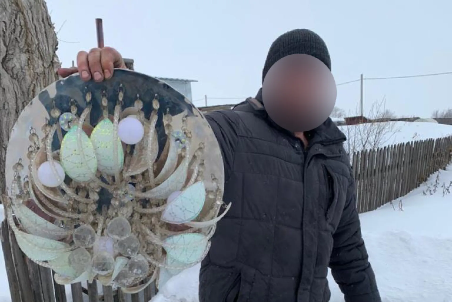 В Алтайском крае грабитель умыкнул люстру и чугунную печь у односельчанина В Алтайском крае грабитель умыкнул люстру и чугунную печь у односельчанина