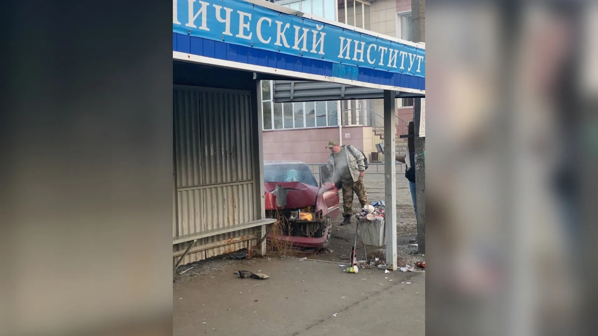 В Бийске водитель врезался в остановку и скрылся В Бийске водитель врезался в остановку и скрылся