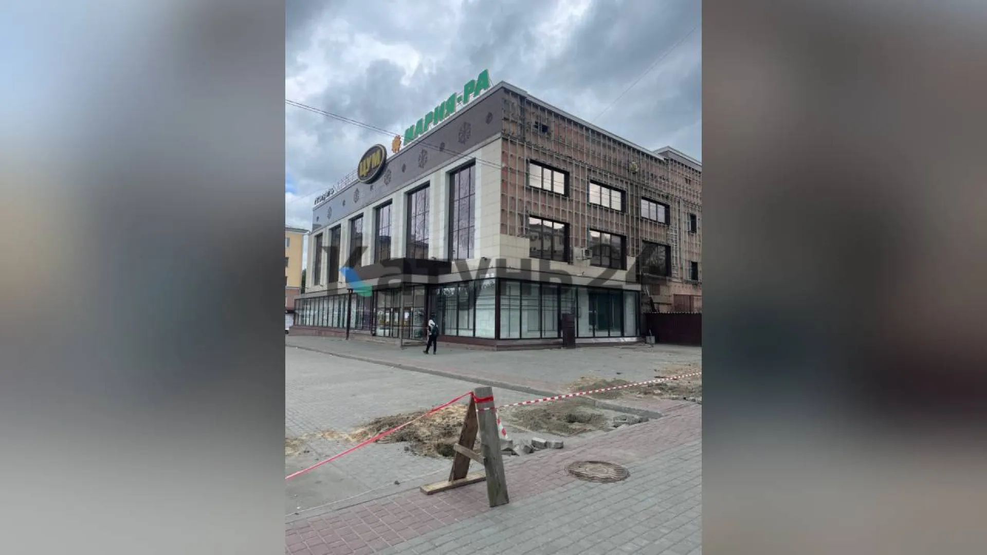 Здание ЦУМа в Барнауле начали демонтировать Здание ЦУМа в Барнауле начали демонтировать