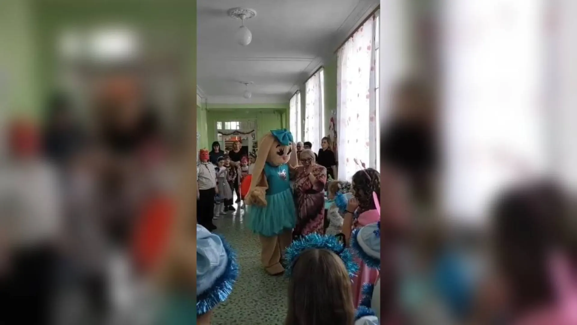 Выпускники школы Камня-на-Оби поздравили с наступающим Новым годом свою первую учительницу Выпускники школы Камня-на-Оби поздравили с наступающим Новым годом свою первую учительницу