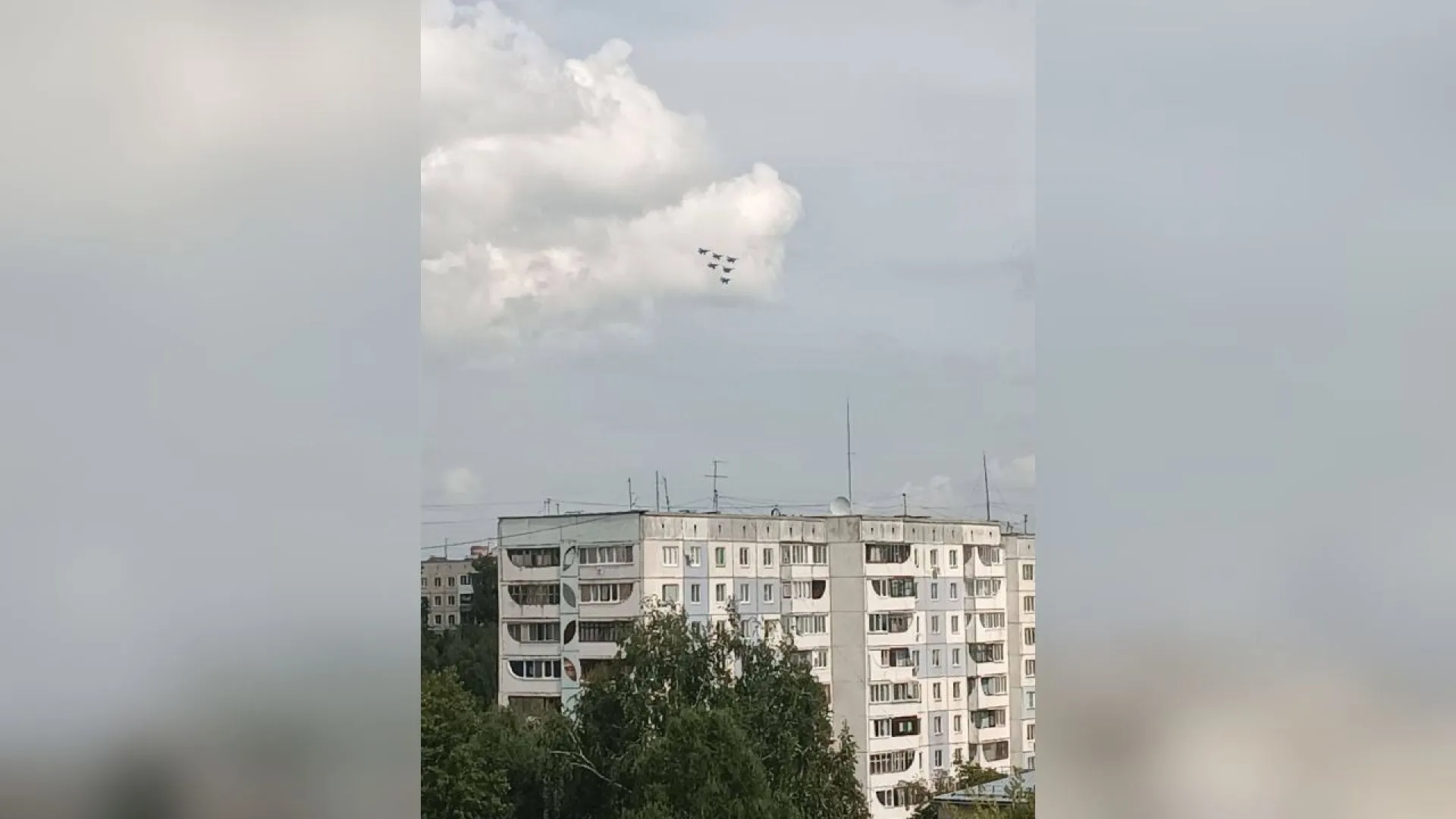 Авиационную пилотажную группу «Русские витязи» заметили в небе над Барнаулом Авиационную пилотажную группу «Русские витязи» заметили в небе над Барнаулом