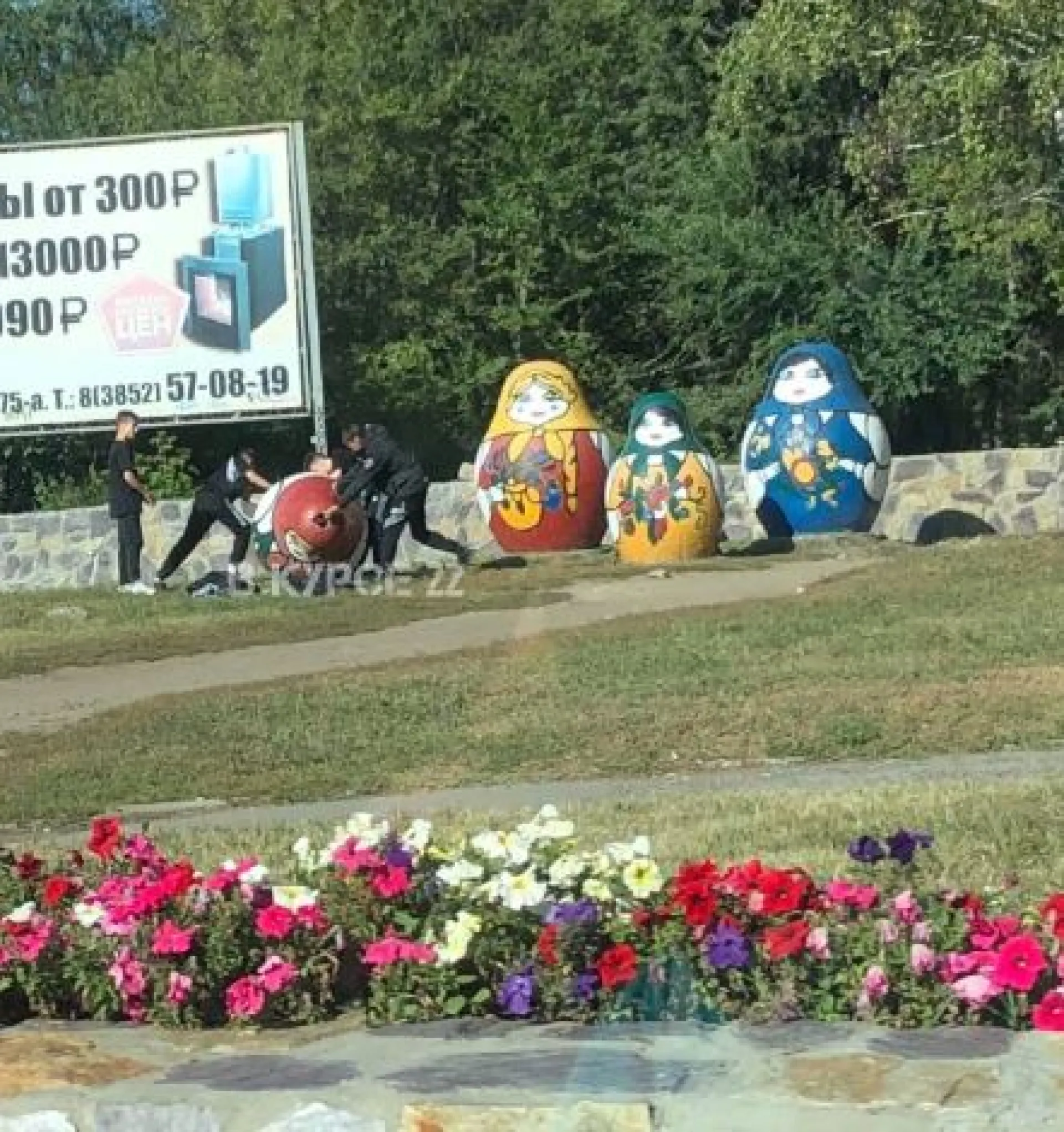 Подростки пытались укатить огромную матрёшку с улицы Барнаула Подростки пытались укатить огромную матрёшку с улицы Барнаула