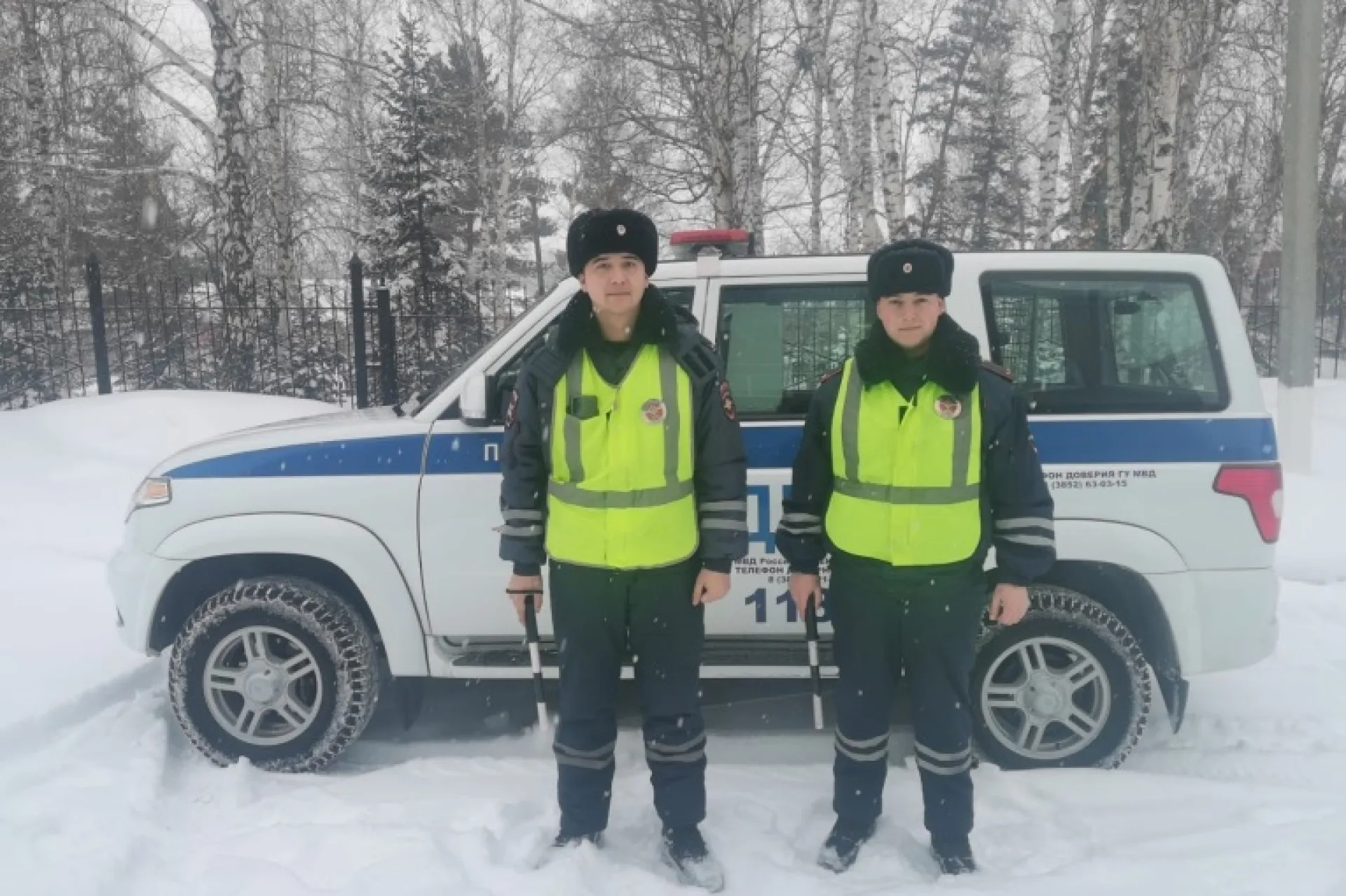 Полицейские Алтайского края помогли вытащить машину автоледи из сугроба во время метели Полицейские Алтайского края помогли вытащить машину автоледи из сугроба во время метели