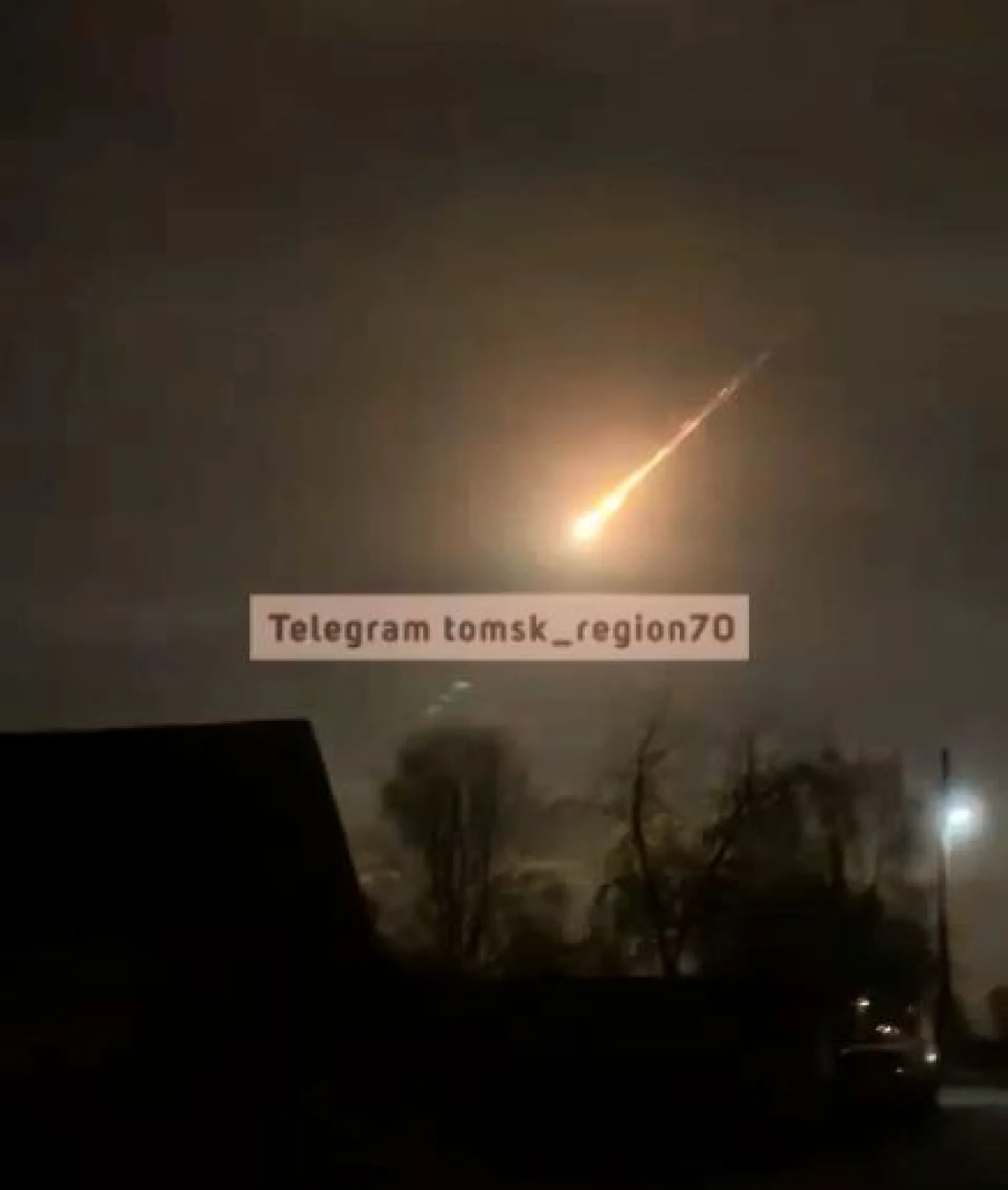 Падающий метеорит заметили в Сибири Падающий метеорит заметили в Сибири