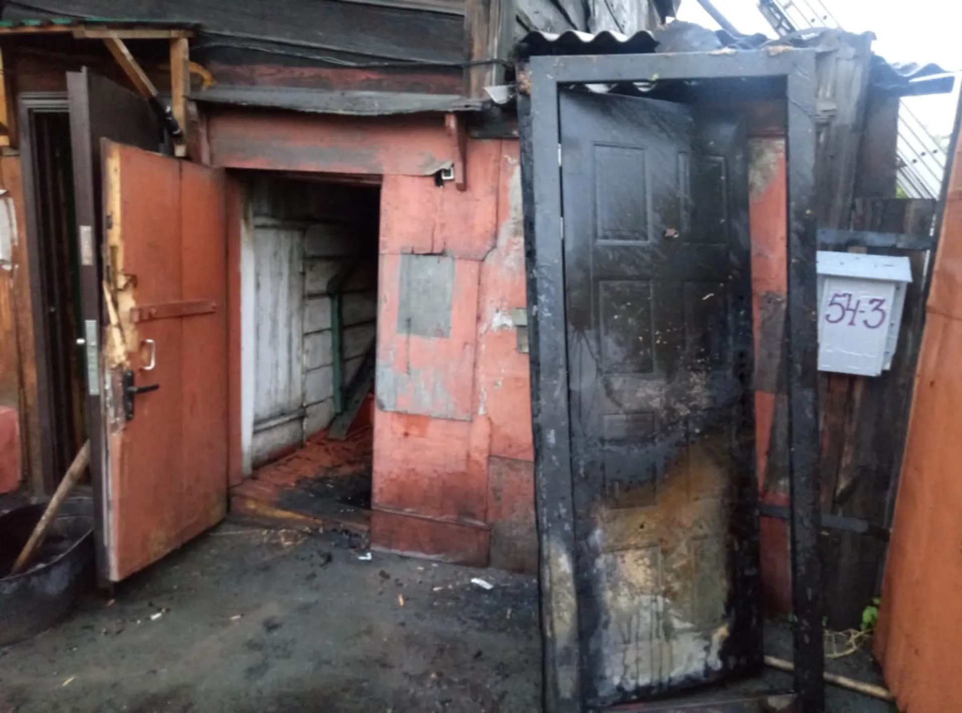 Пожар в двухэтажном доме произошёл в Барнауле