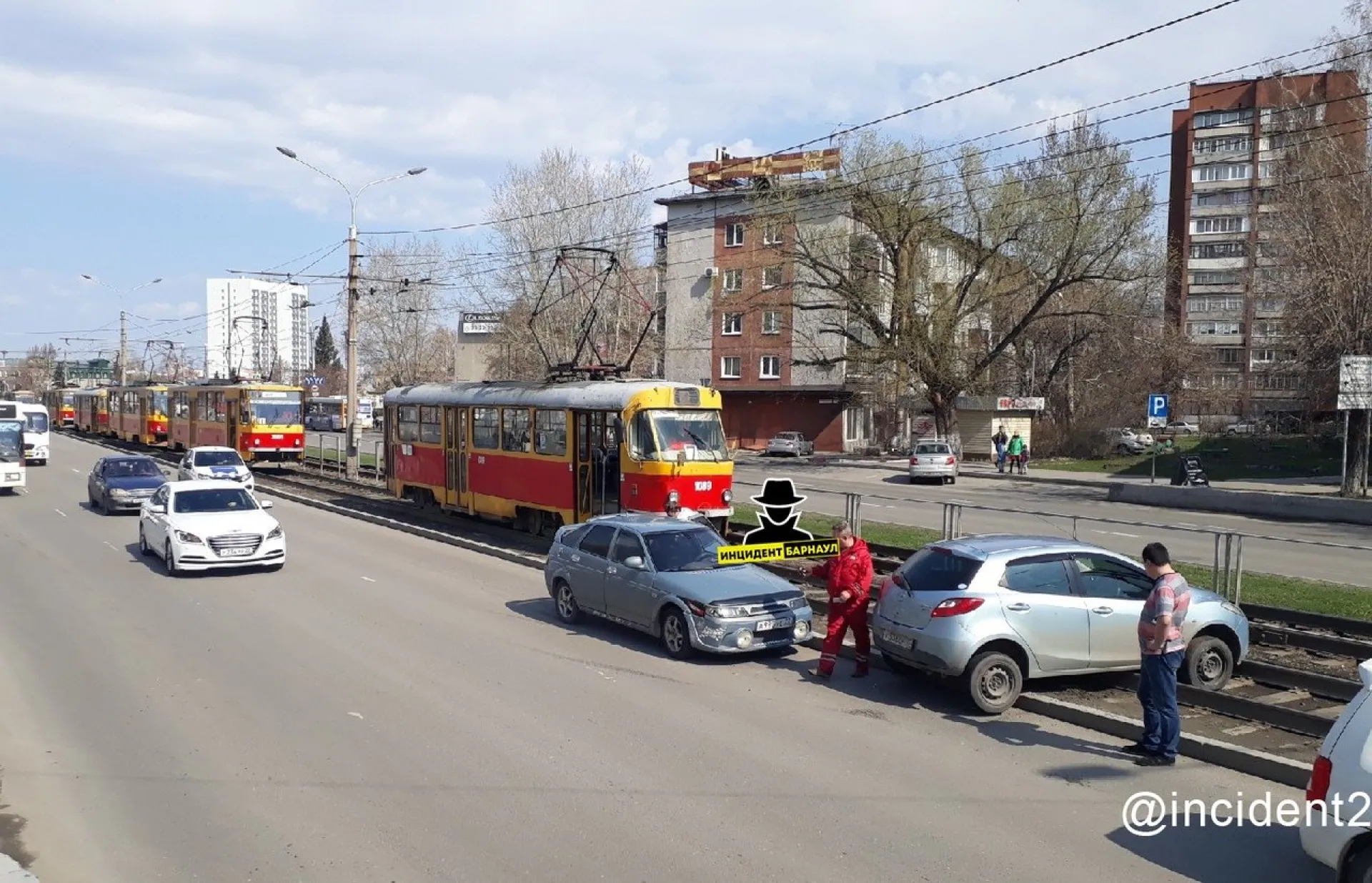 Автомобиль заблокировал движение трамваев в центре Барнаула Автомобиль заблокировал движение трамваев в центре Барнаула