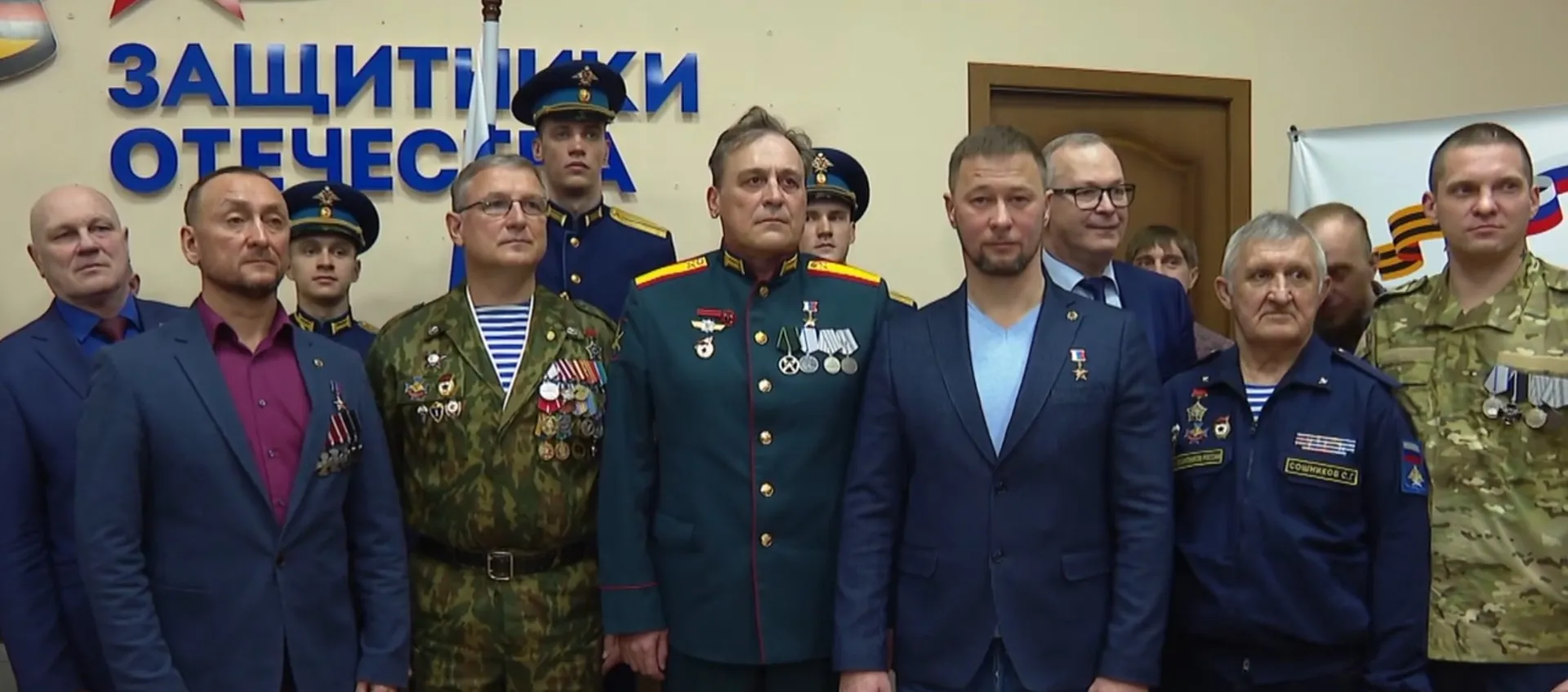 «Золотую Звезду» Героя ДНР вручили жителю Алтайского края «Золотую Звезду» Героя ДНР вручили жителю Алтайского края