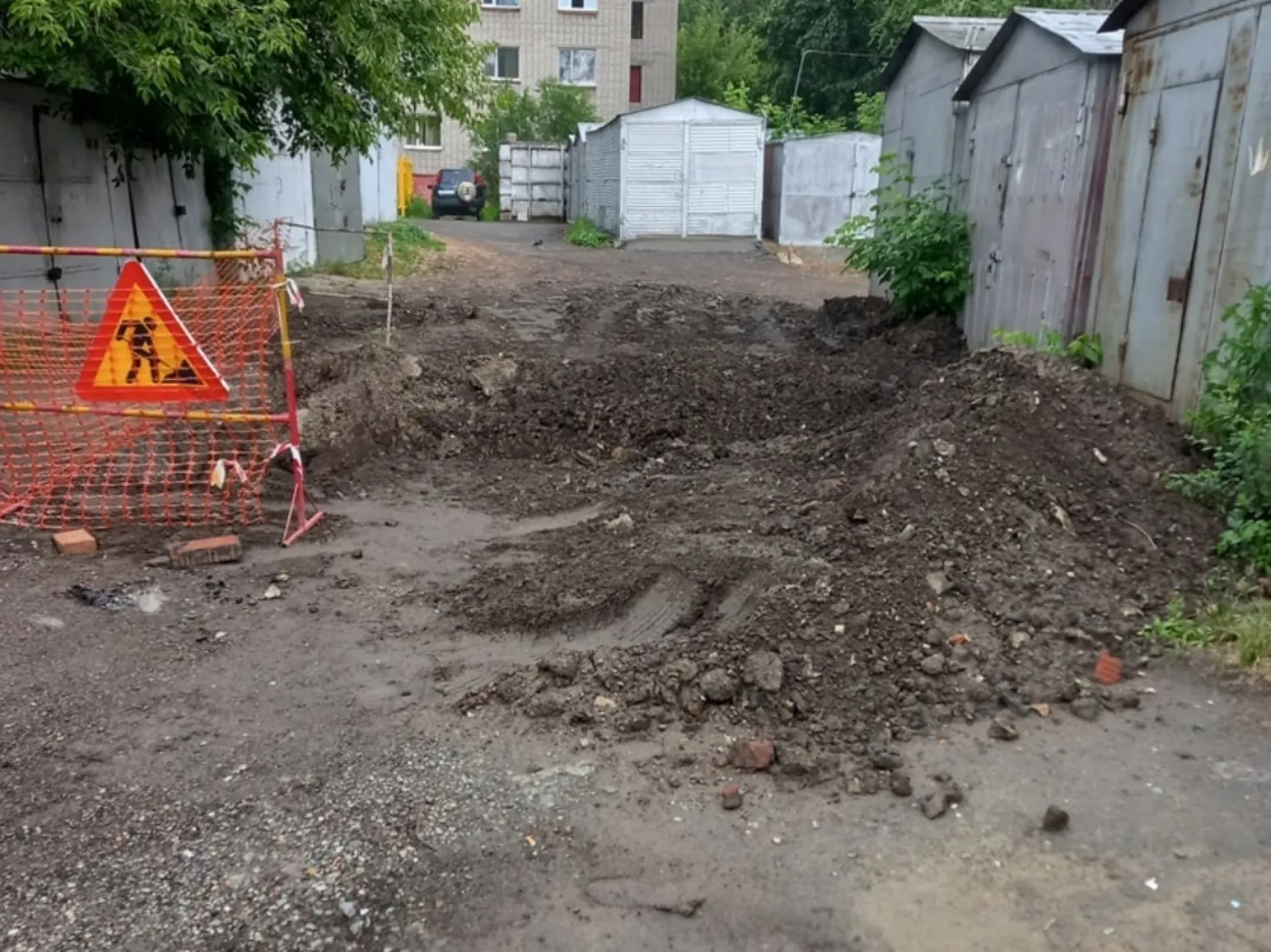 Работники не закопали полностью котлован после раскопок в Барнауле Работники не закопали полностью котлован после раскопок в Барнауле