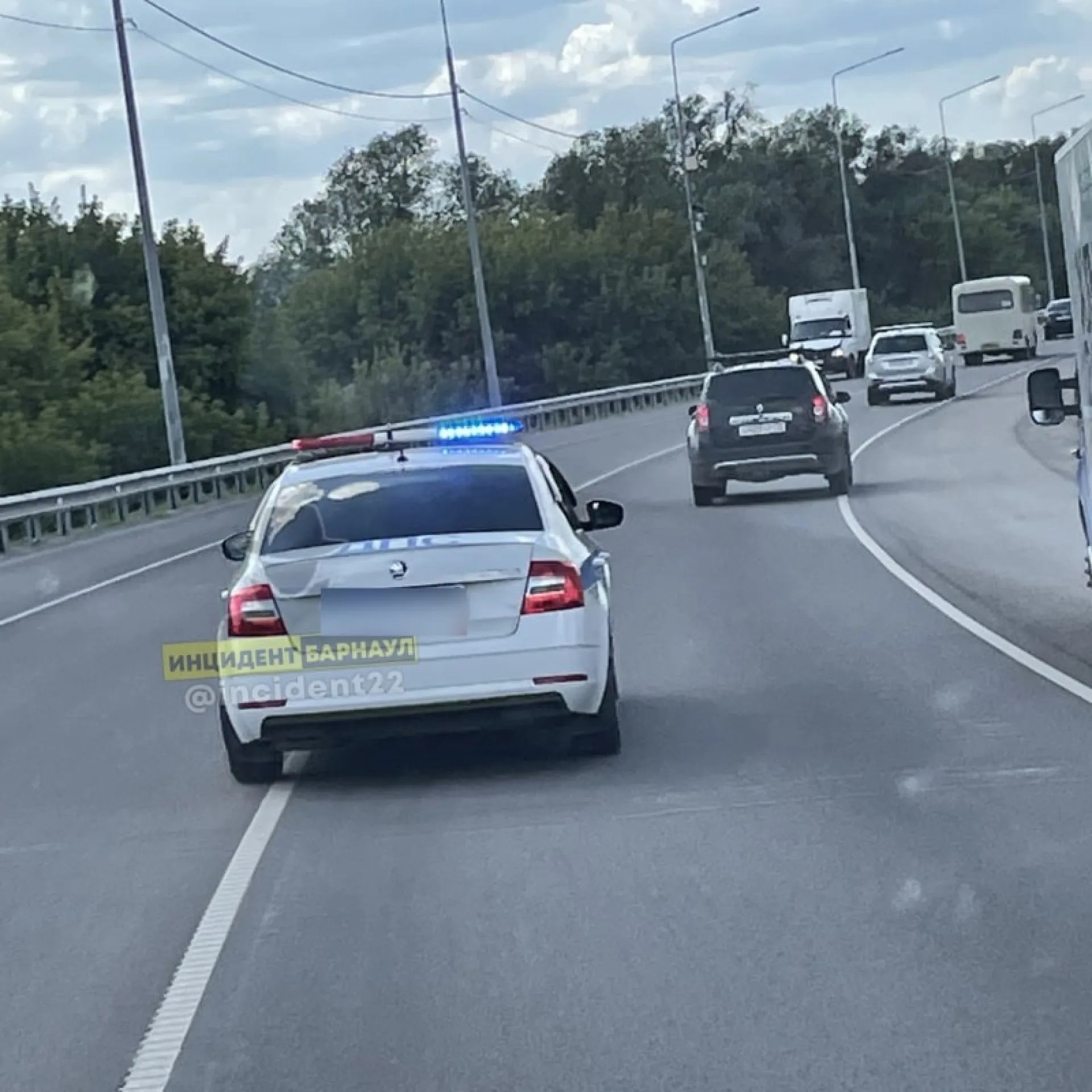 Барнаульские полицейские помогли врачам скорой помощи доставить экстренного пациента Барнаульские полицейские помогли врачам скорой помощи доставить экстренного пациента