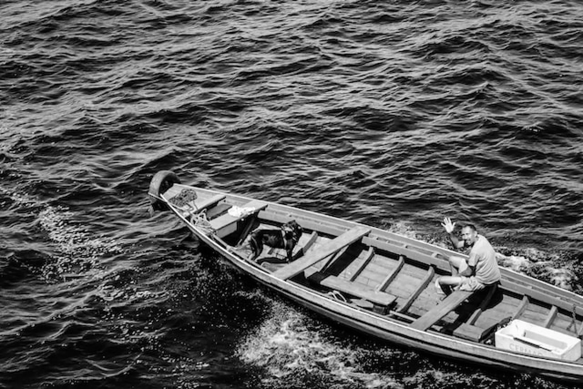 Моряка с собакой, дрейфовавших почти сто дней в Тихом океане, спасли Моряка с собакой, дрейфовавших почти сто дней в Тихом океане, спасли