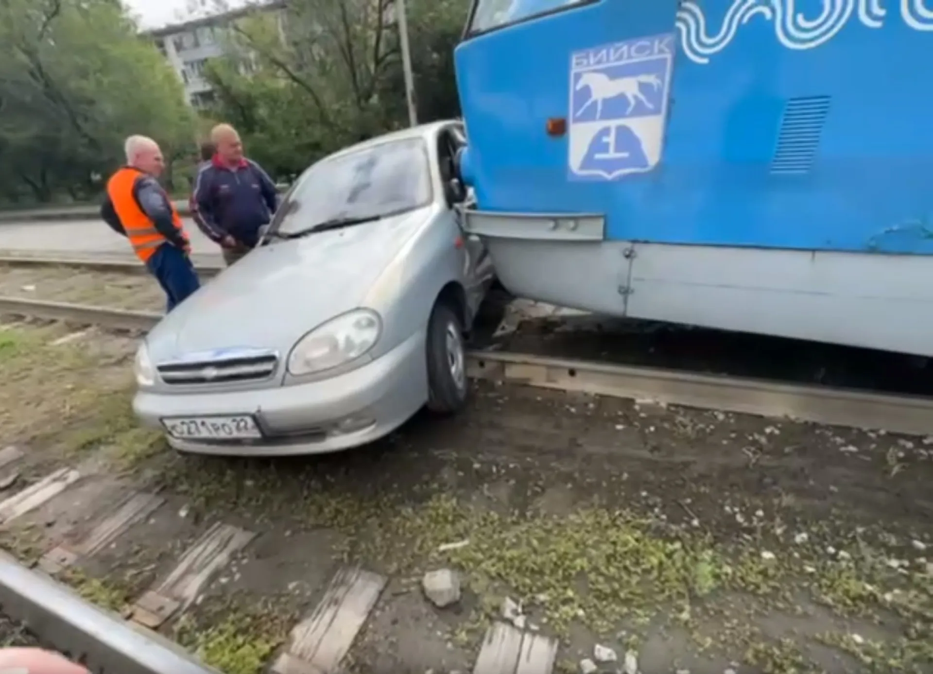 Авария произошла на оживлённом перекрёстке в Бийске Авария произошла на оживлённом перекрёстке в Бийске