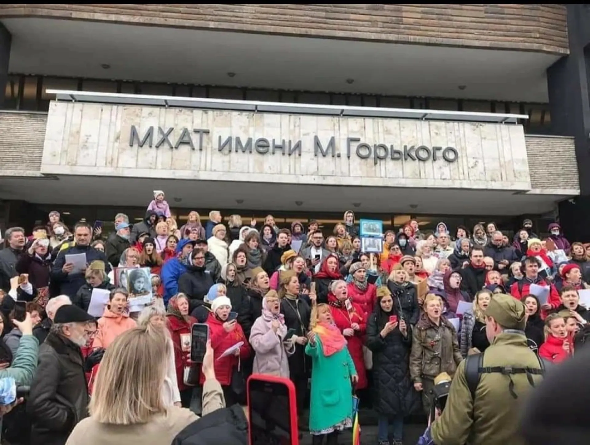 Уроженка Барнаула ежегодно собирает тысячи россиян в Москве, чтобы спеть песни военных лет Уроженка Барнаула ежегодно собирает тысячи россиян в Москве, чтобы спеть песни военных лет