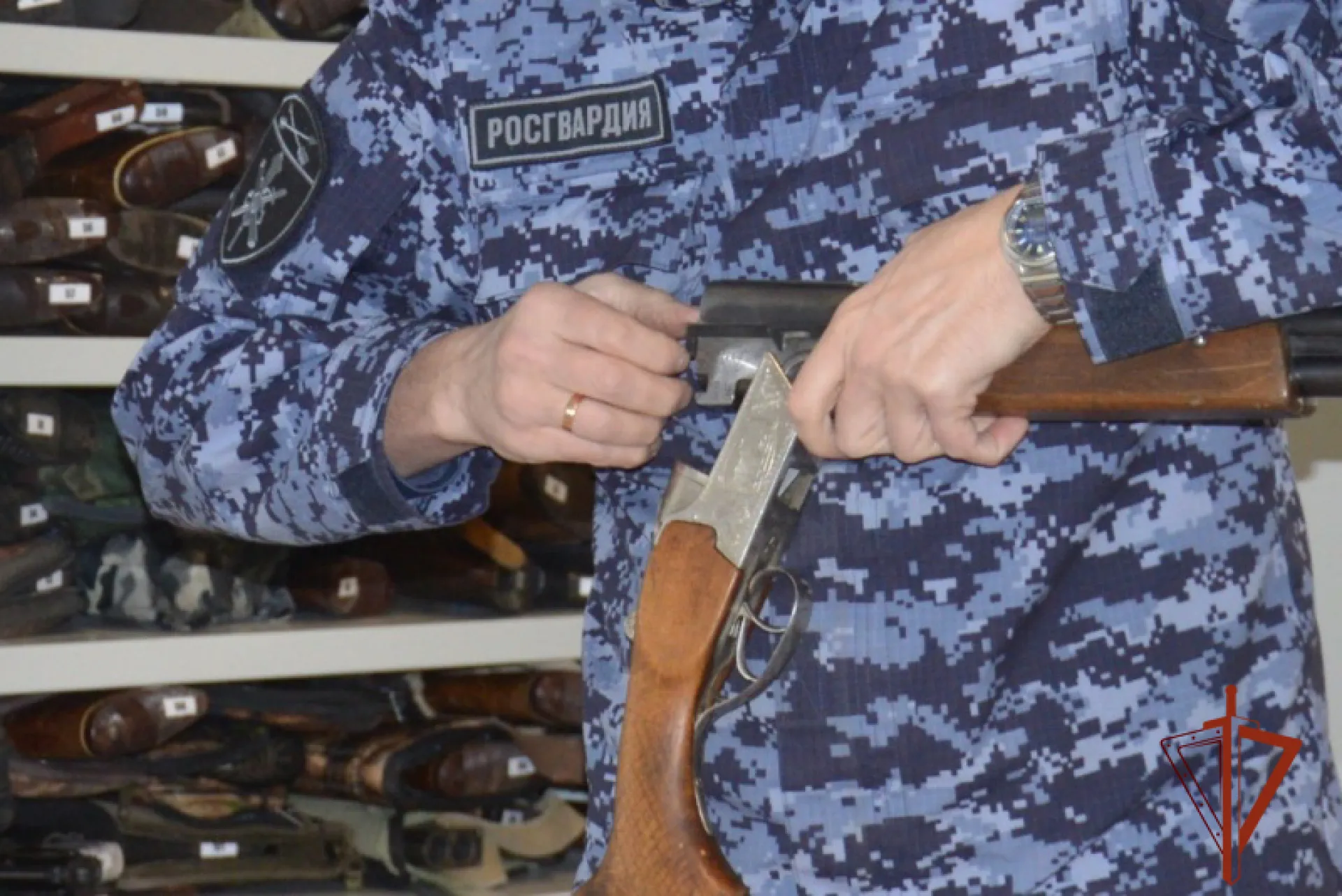 Жители Алтайского края жертвуют личное оружие бойцам СВО Жители Алтайского края жертвуют личное оружие бойцам СВО