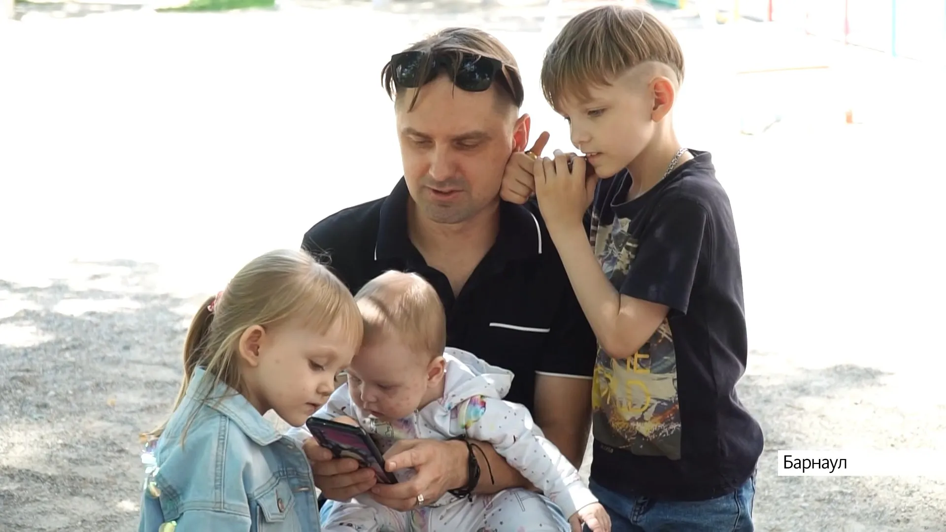 «Сохраняю за собой статус любящего родителя». Многодетный отец-одиночка из Барнаула рассказал, как государство помогло ему в трудной ситуации
