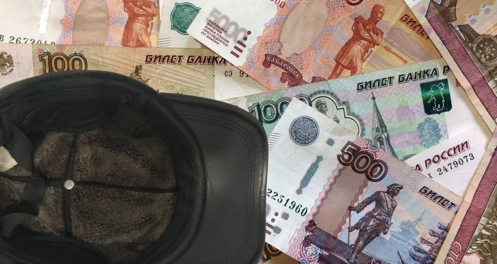 Постояльца барнаульского отеля ослепили слезоточивым газом и украли у него деньги и меховую кепку Постояльца барнаульского отеля ослепили слезоточивым газом и украли у него деньги и меховую кепку