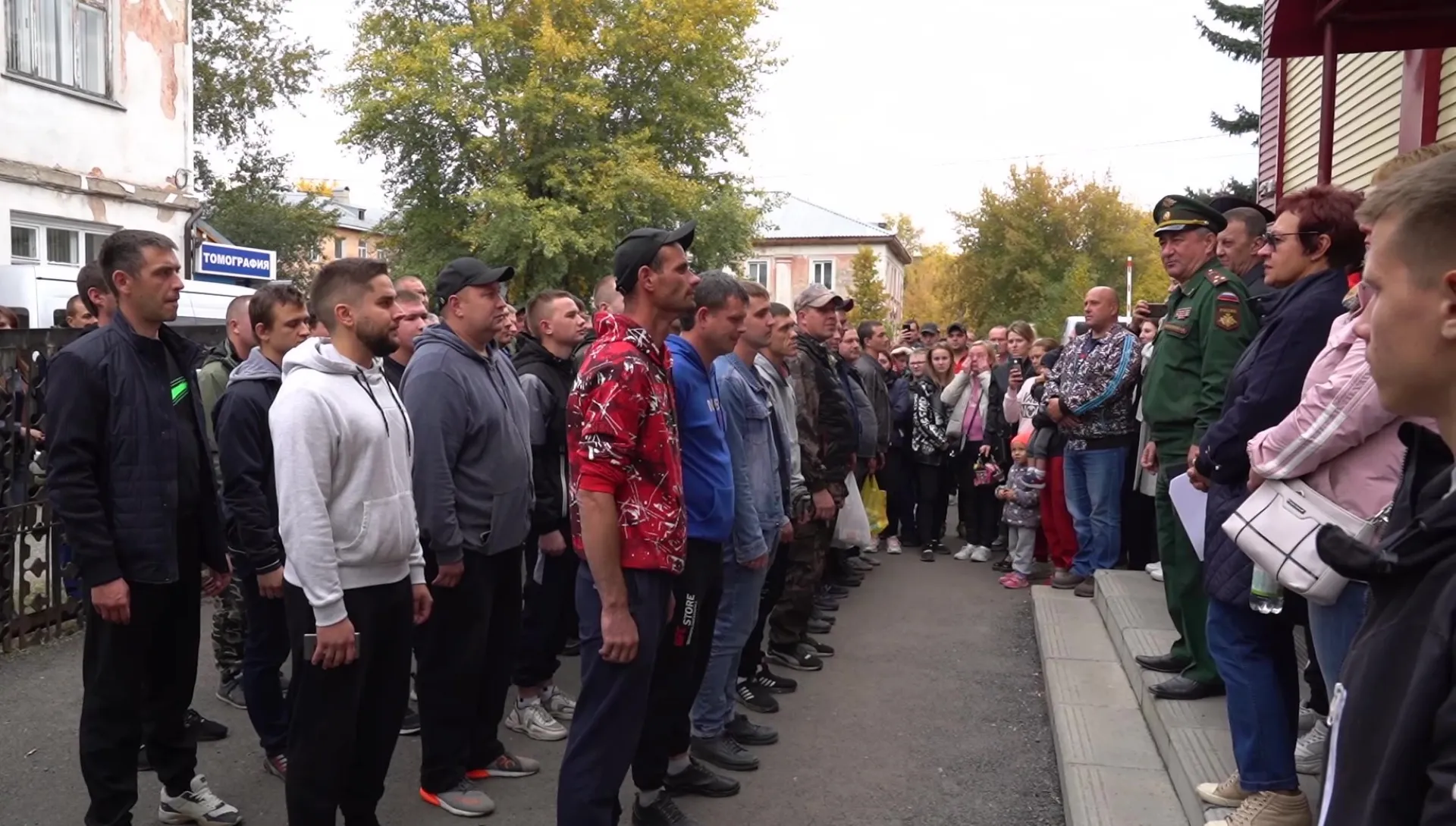 Первые мобилизованные граждане отправляются в воинские части из Барнаула Первые мобилизованные граждане отправляются в воинские части из Барнаула