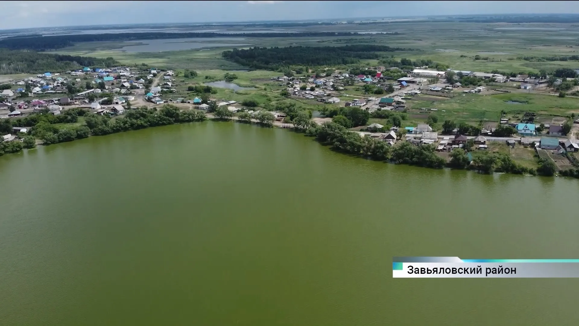 Грязь, вода и трубы: расположенное в центре села Завьялово озеро начали очищать