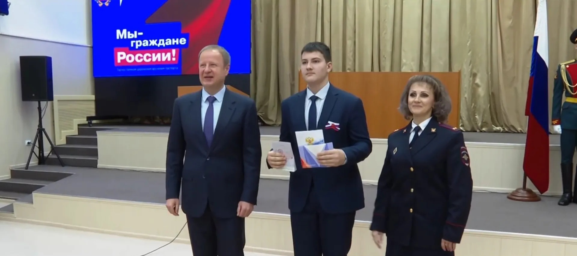 Виктор Томенко торжественно вручил паспорта активистам «Движения первых» Виктор Томенко торжественно вручил паспорта активистам «Движения первых»