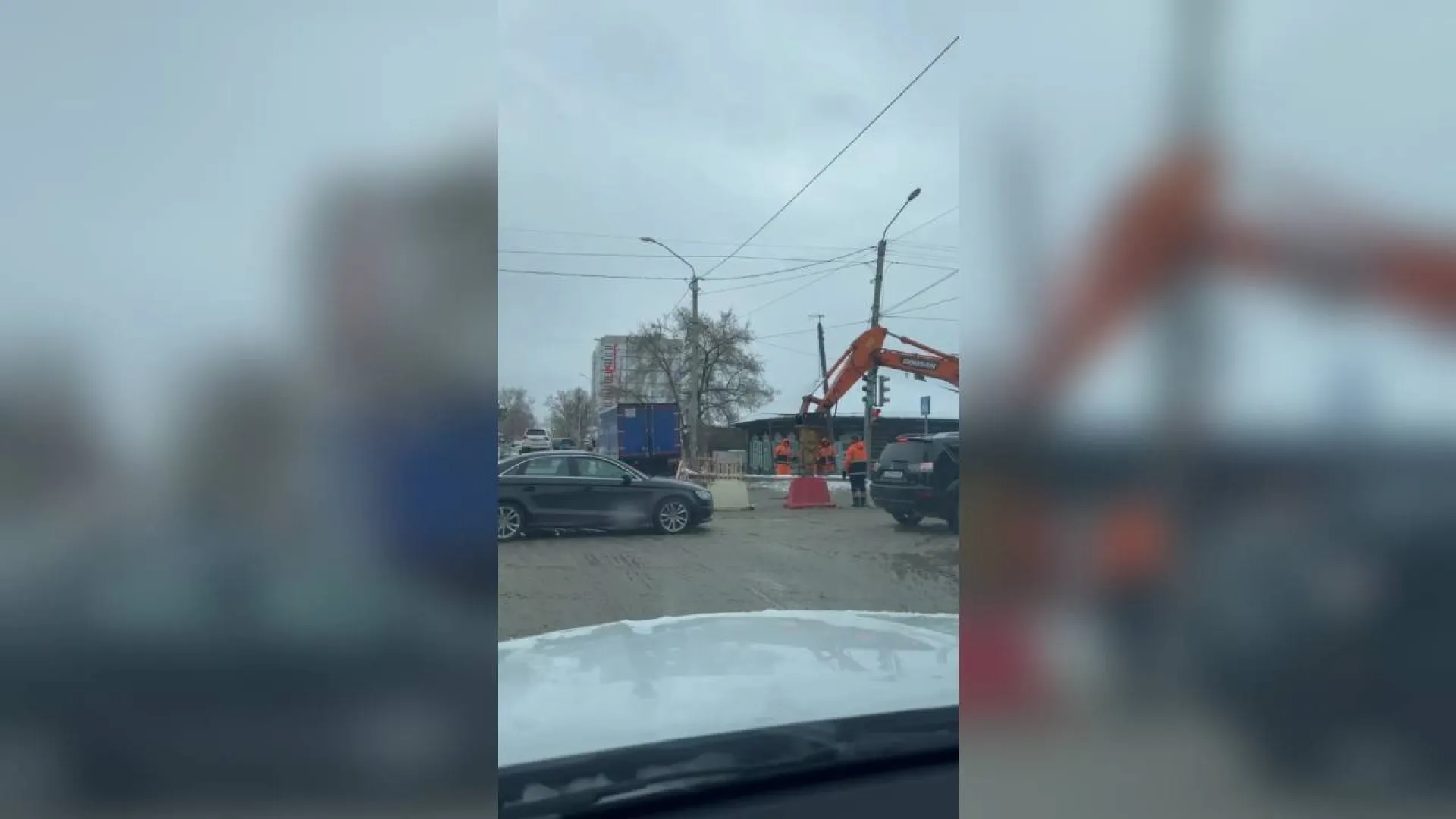 Росводоканал Барнаула устраняет повреждение на пересечении переулка Ядринцева и улицы Молодёжной Росводоканал Барнаула устраняет повреждение на пересечении переулка Ядринцева и улицы Молодёжной