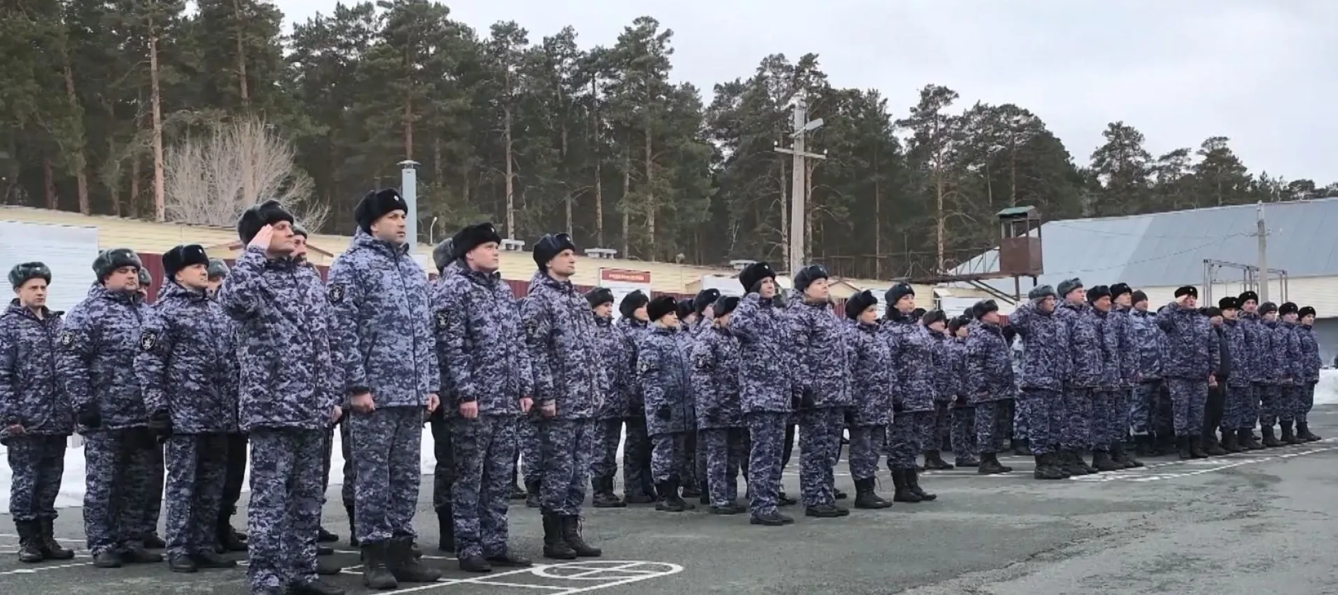 Сотрудники и военнослужащие подразделений войск Росгвардии отмечают профессиональный праздник Сотрудники и военнослужащие подразделений войск Росгвардии отмечают профессиональный праздник