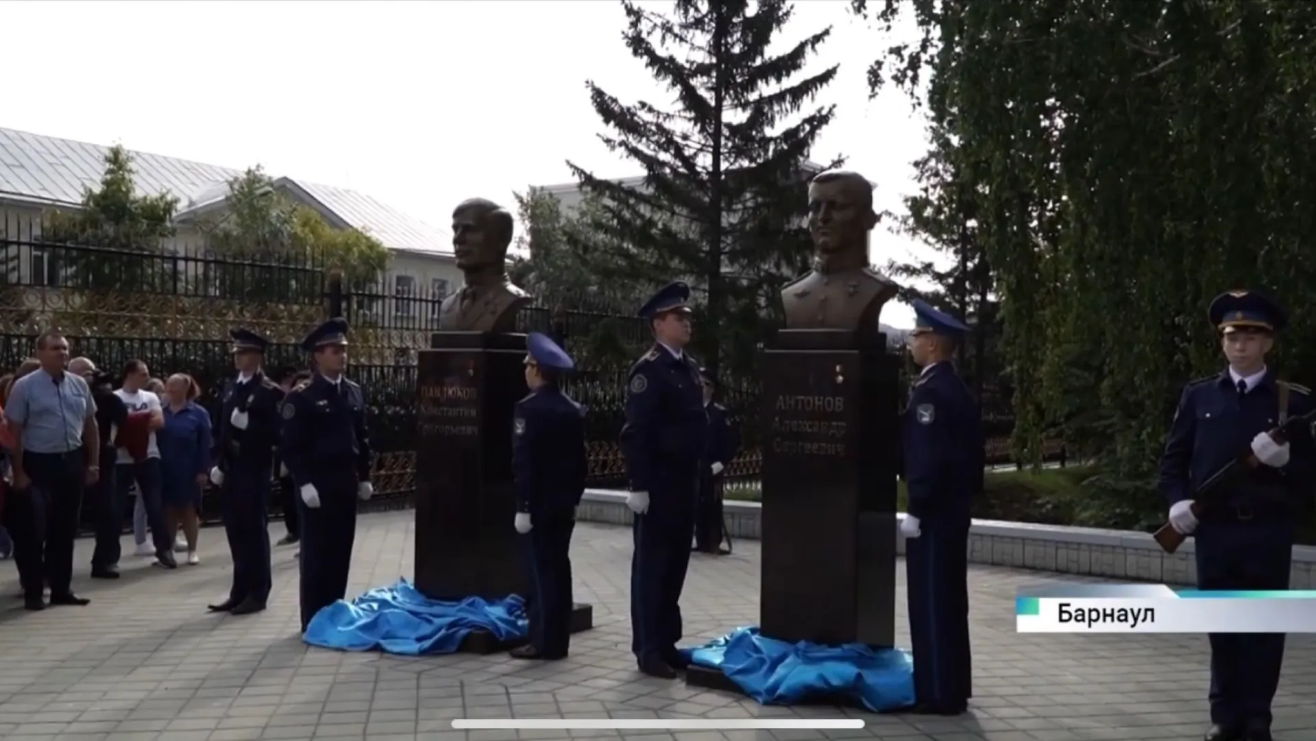 В Барнауле открыли памятники Константину Павлюкову и Александру Антонову