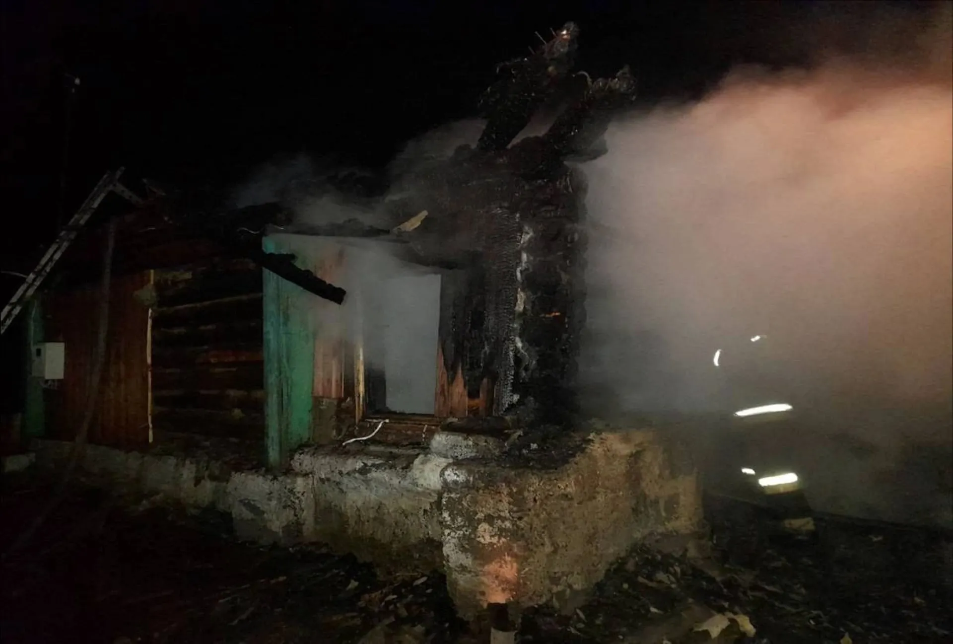 Пожарные спасли трёх детей из горящего дома в Алтайском крае Пожарные спасли трёх детей из горящего дома в Алтайском крае