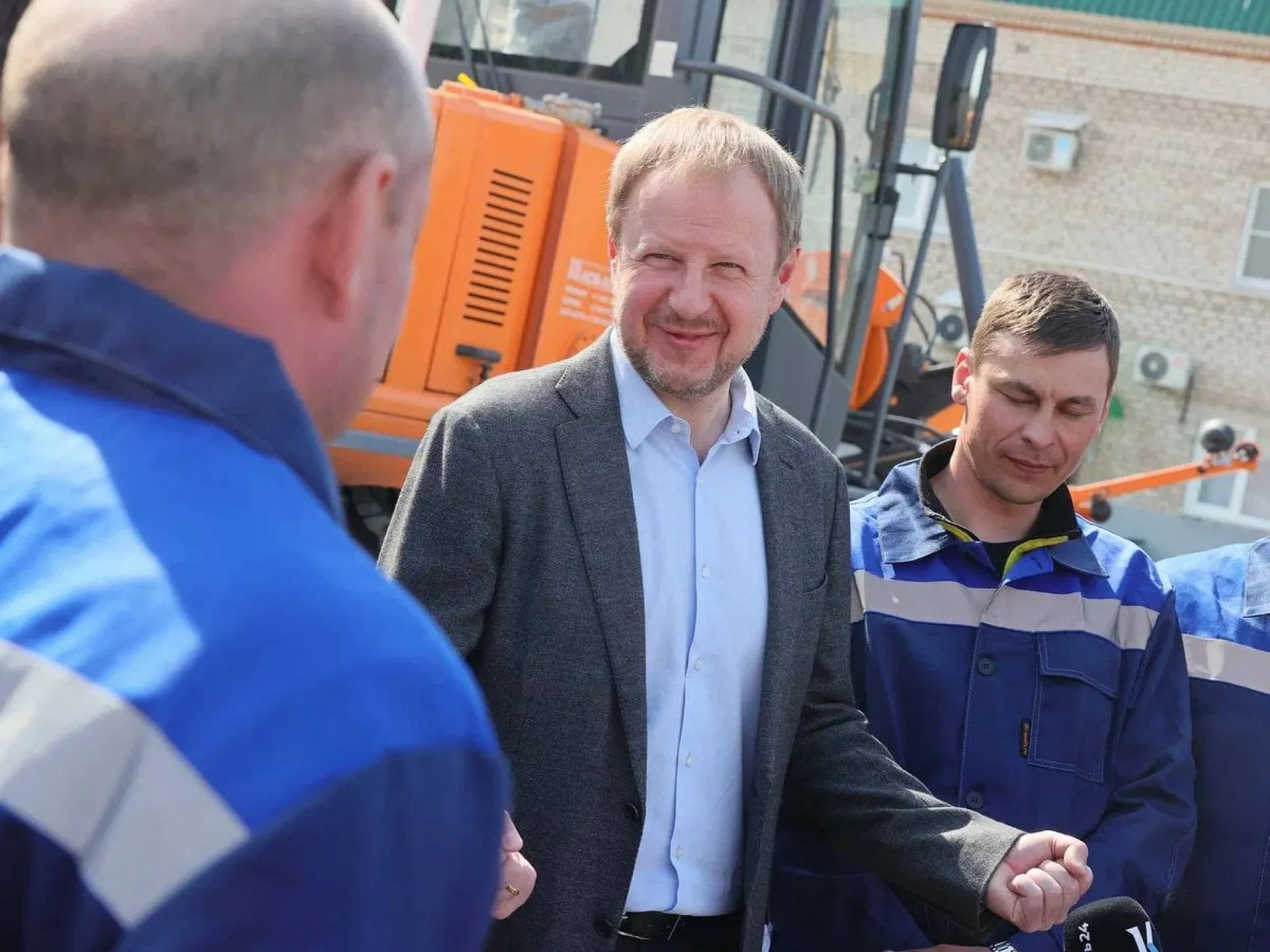 Виктор Томенко посетил асфальтовый завод в Новоалтайске Виктор Томенко посетил асфальтовый завод в Новоалтайске