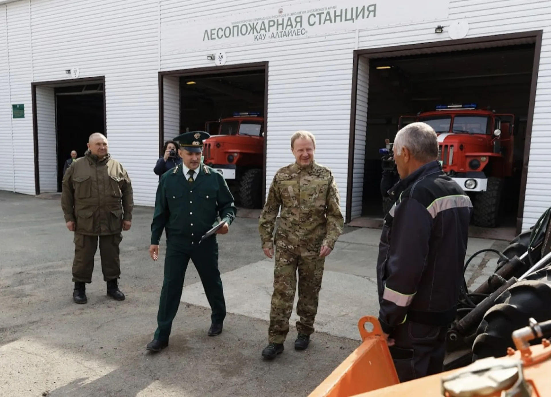 Виктор Томенко проверил лесопожарную станцию в селе Бобровка Алтайского края Виктор Томенко проверил лесопожарную станцию в селе Бобровка Алтайского края