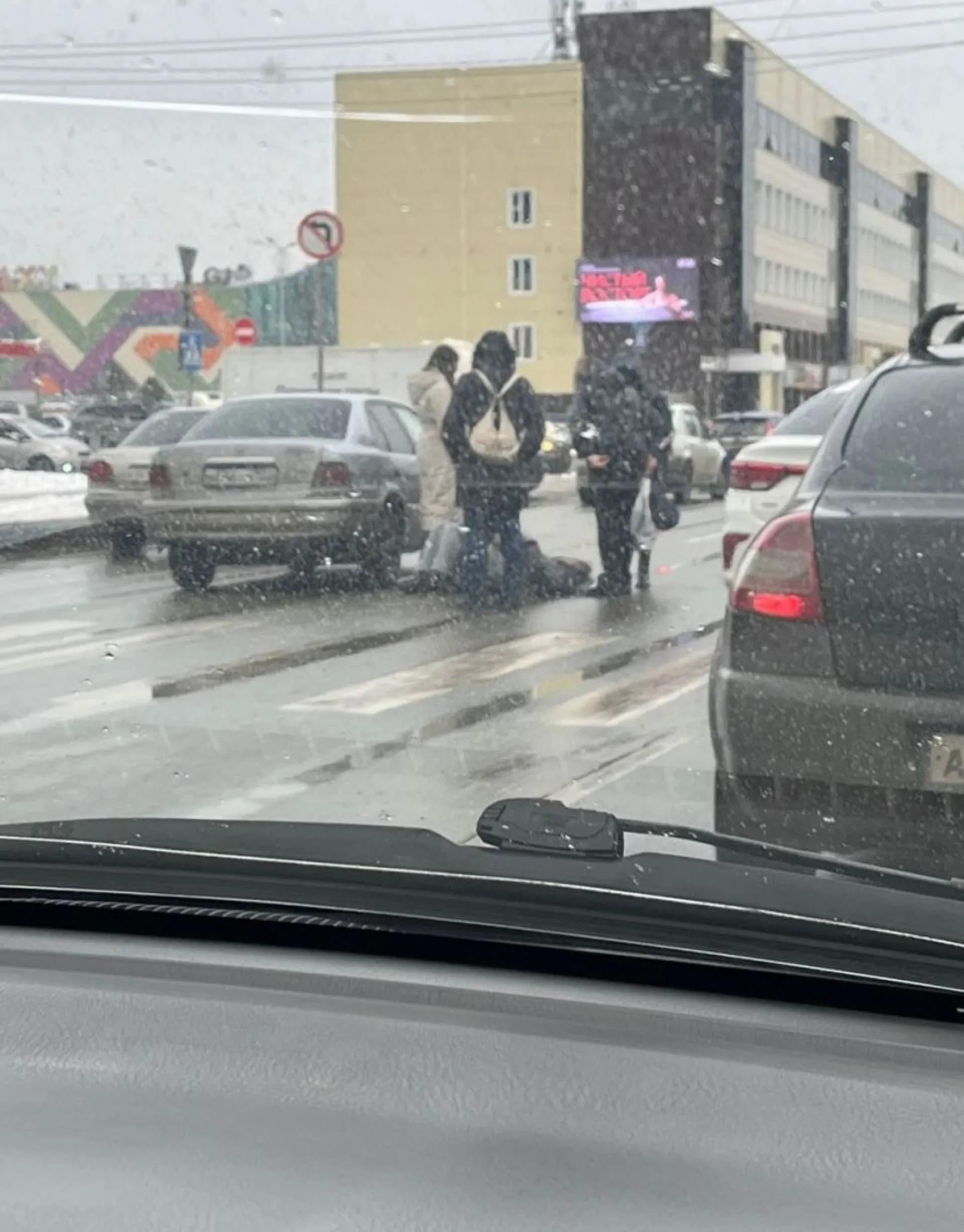Пешехода сбили у одного из торговых центров Барнаула Пешехода сбили у одного из торговых центров Барнаула