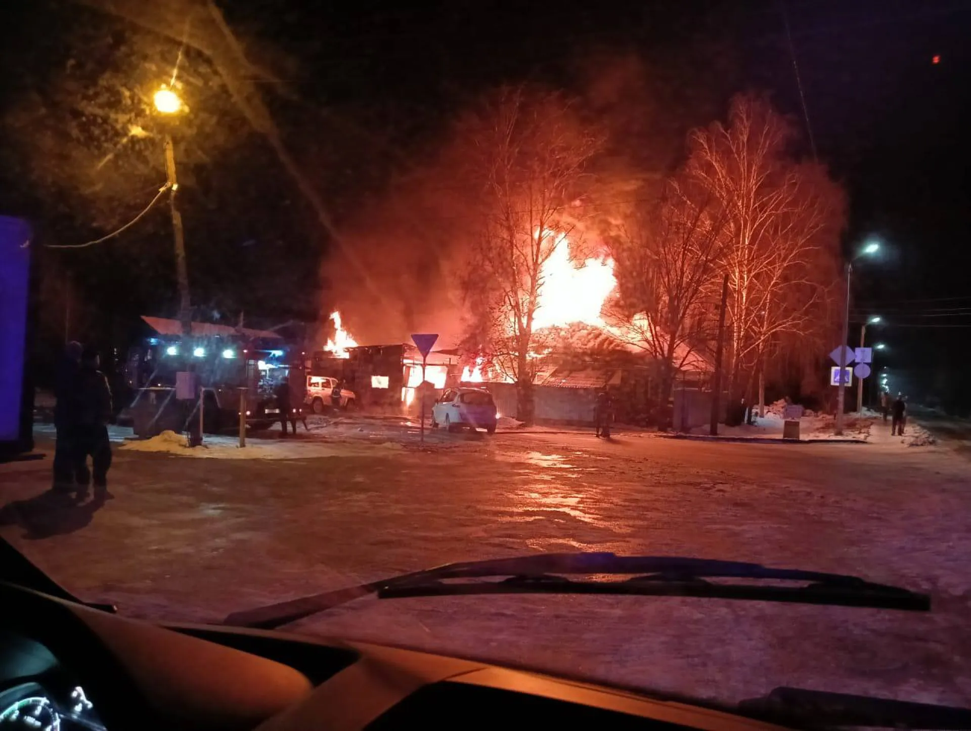3 машины и постройки сгорели во время крупного пожара в Бийске 3 машины и постройки сгорели во время крупного пожара в Бийске
