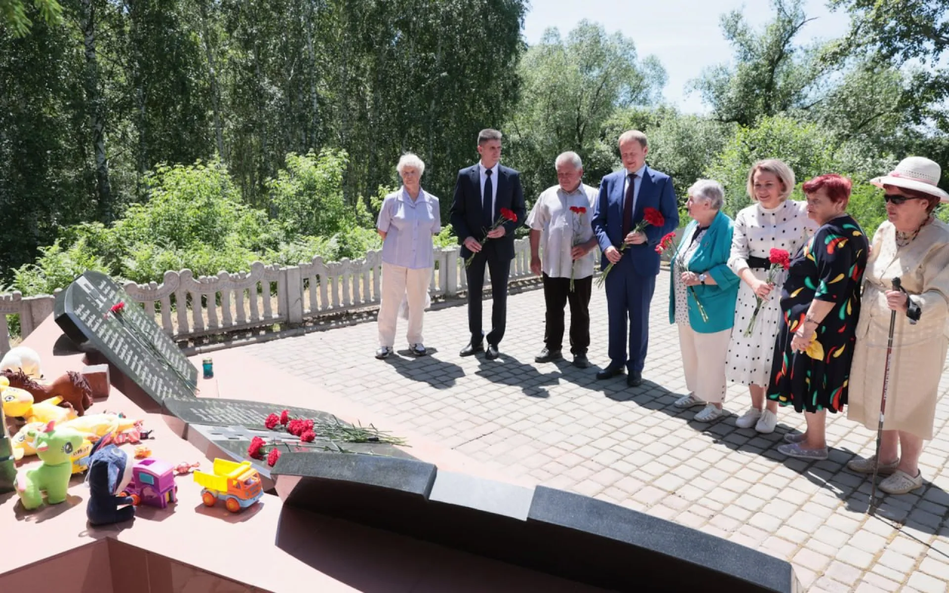 Виктор Томенко провел День памяти и скорби с жителями Троицкого района Виктор Томенко провел День памяти и скорби с жителями Троицкого района